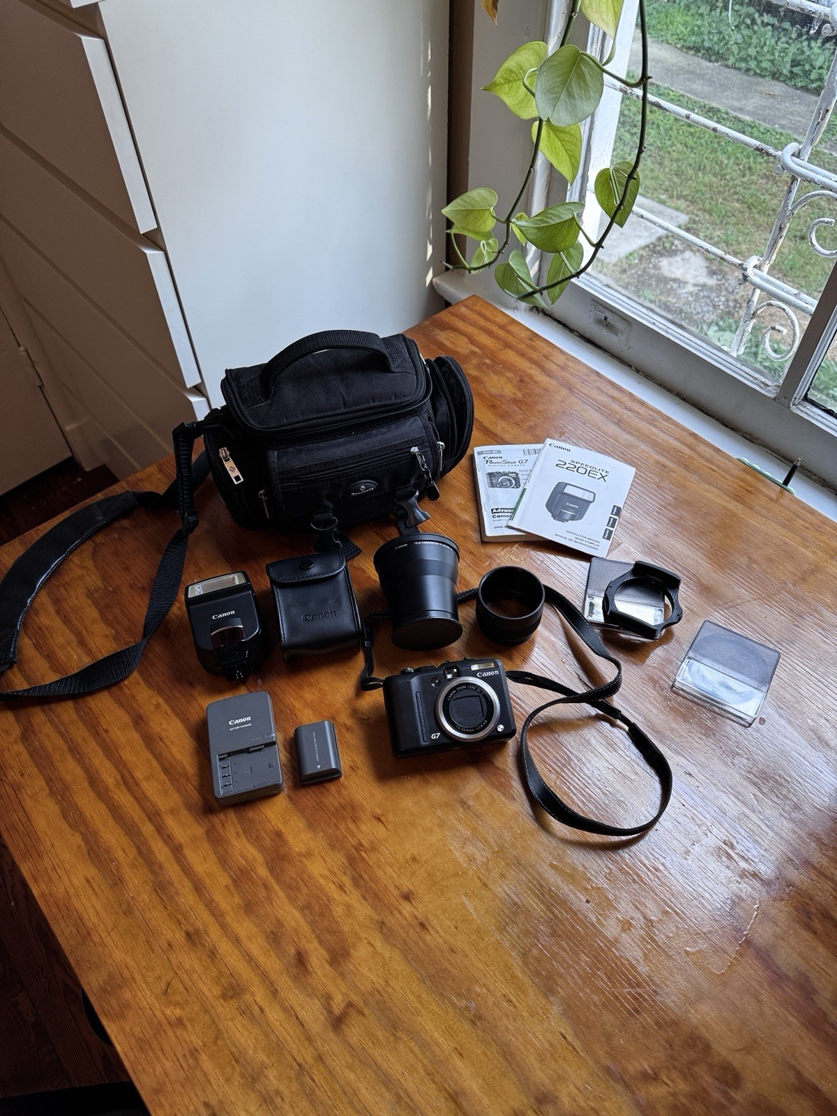 Canon PowerShot G7 Bundle w/ Speedlite 220EX Flash, TC-DC58C 2x, Bag +more