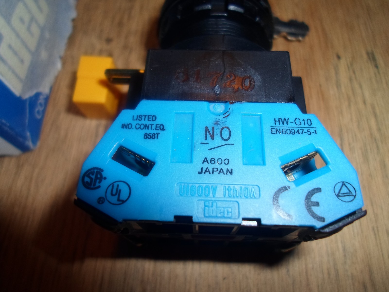 IDEC HW1K-2B11-2H KEY SWITCH 2 POSITION (NEW IN BOX)
