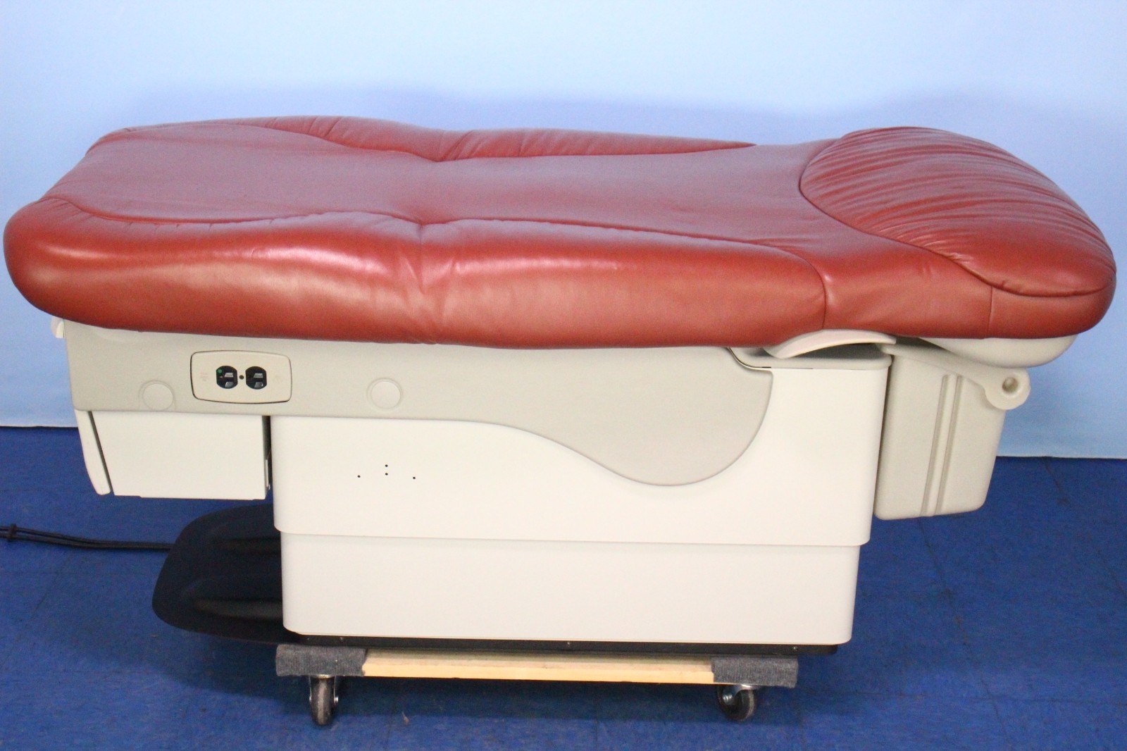 Midmark 623-008 Deluxe Power Exam Table Hi-Low w/ Hand Controller, Foot Control