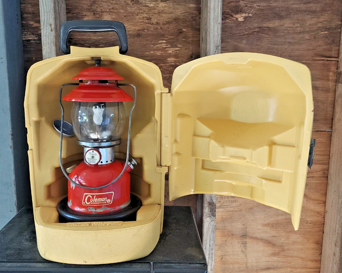 COLEMAN 200A LANTERN 04/68 Sunshine OF the night with Clamshell Case and funnel