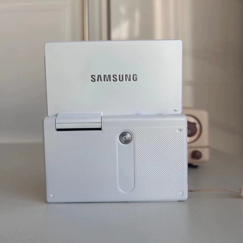 Samsung MV800 Flip-out Touch Screen Vlog Compact Digital Camera 16MP