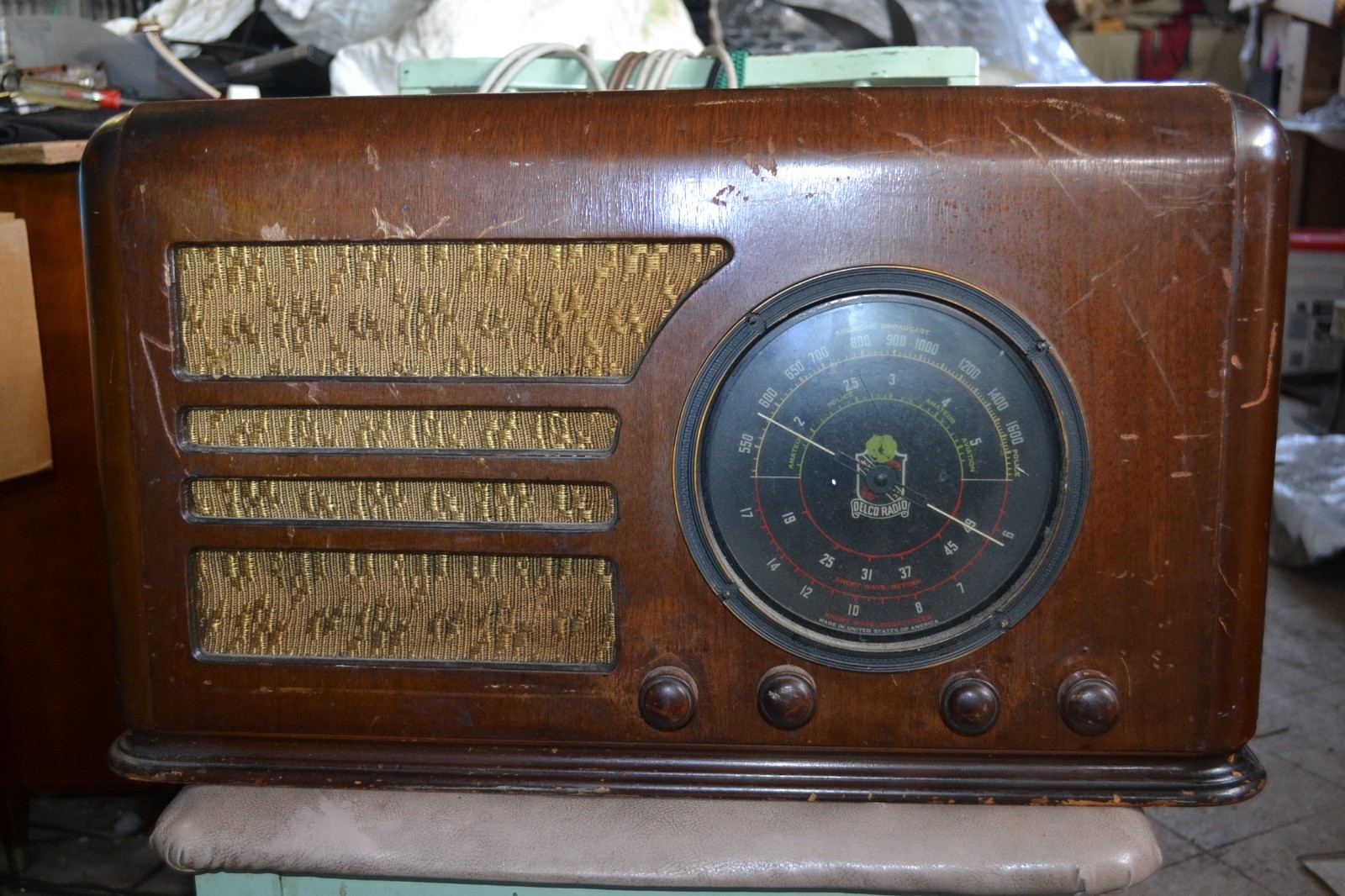 GM DELCO model R-6111 in nice restorable condition original knobs not tested