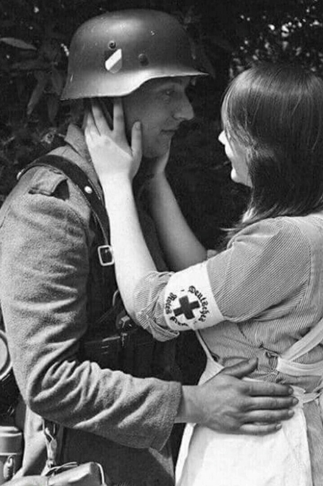 German officer and a nurse WW2 Photo Glossy 4*6 in B014