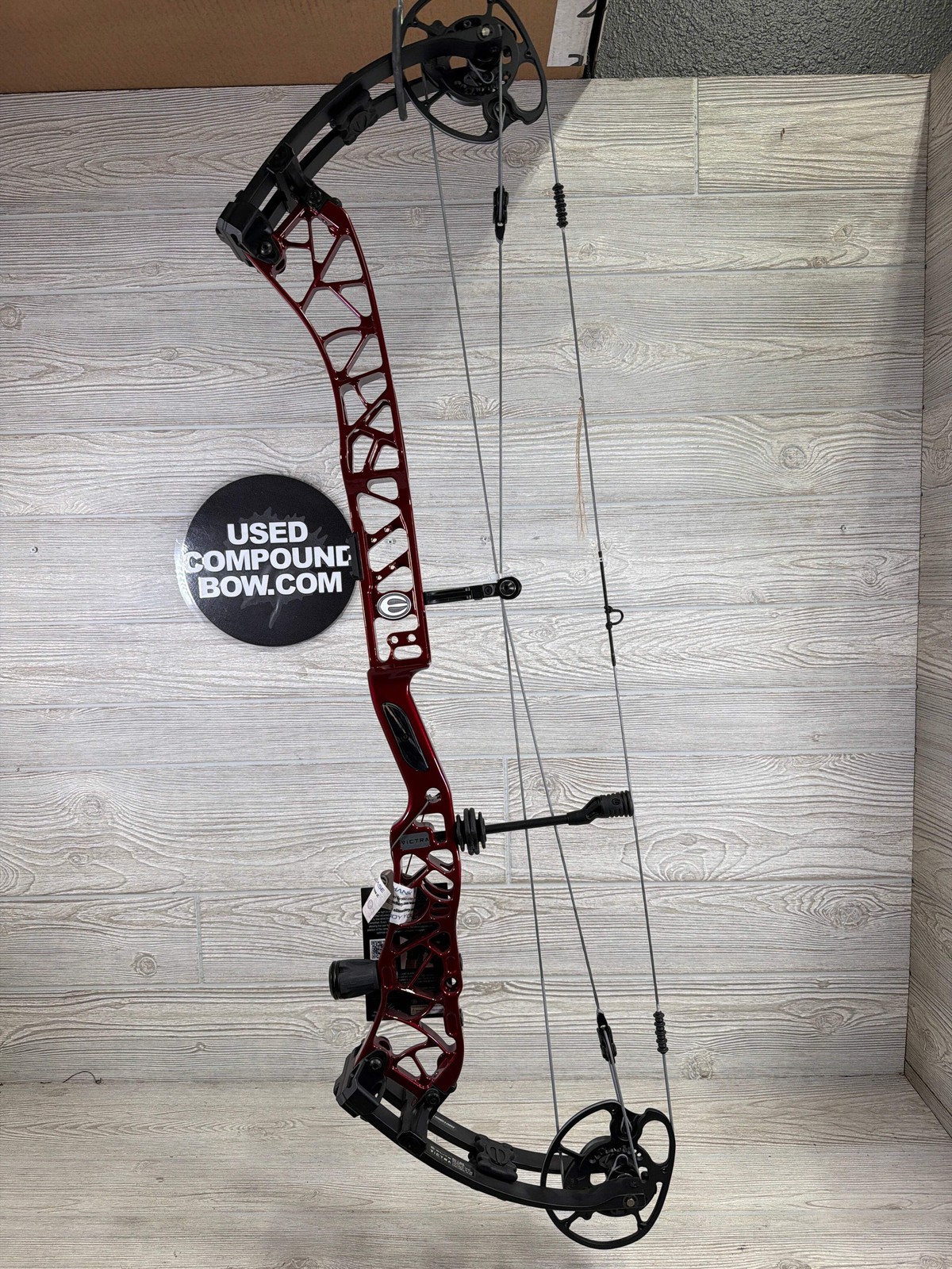 Used Elite Victra Right Handed 50-60# 25.5-31" Black Cherry
