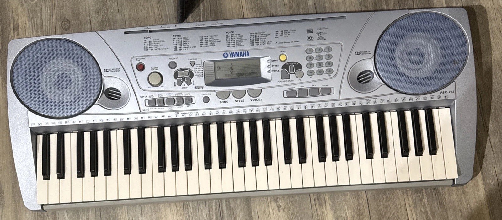 Yamaha PSR-273 61-Key Electronic Keyboard Silver w/ Built-in Speaker & Music Re…
