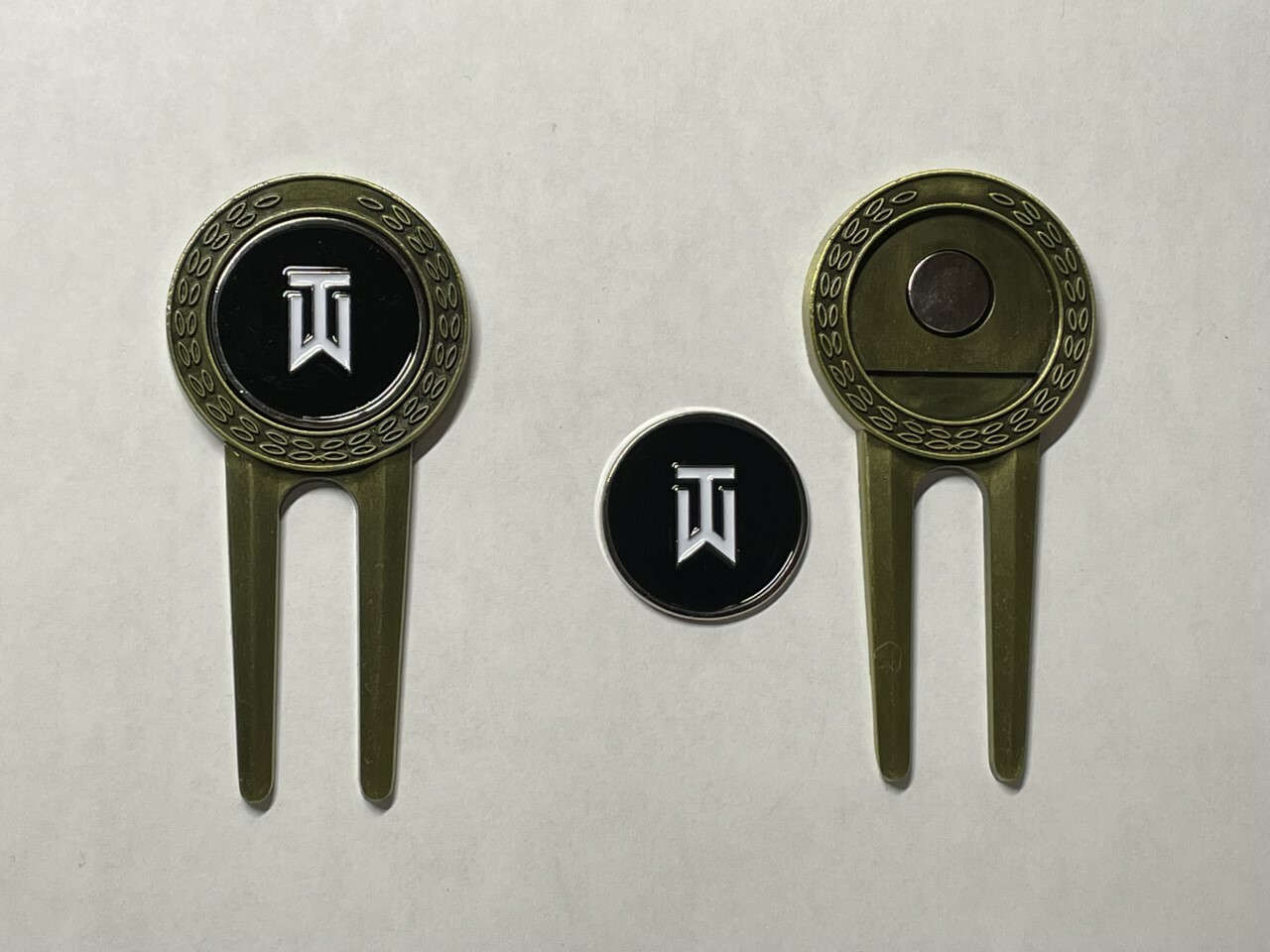 (1) TW Tiger Woods Nike Divot Tool & 1" Flat Coin Style Golf Marker - A Beauty!
