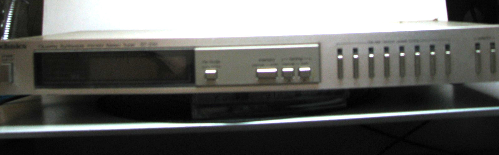 Vintage TECHNICS QUARTZ  SYNTHESIZER STEREO TUNER ST-Z45.. Powers up/ Lights up/