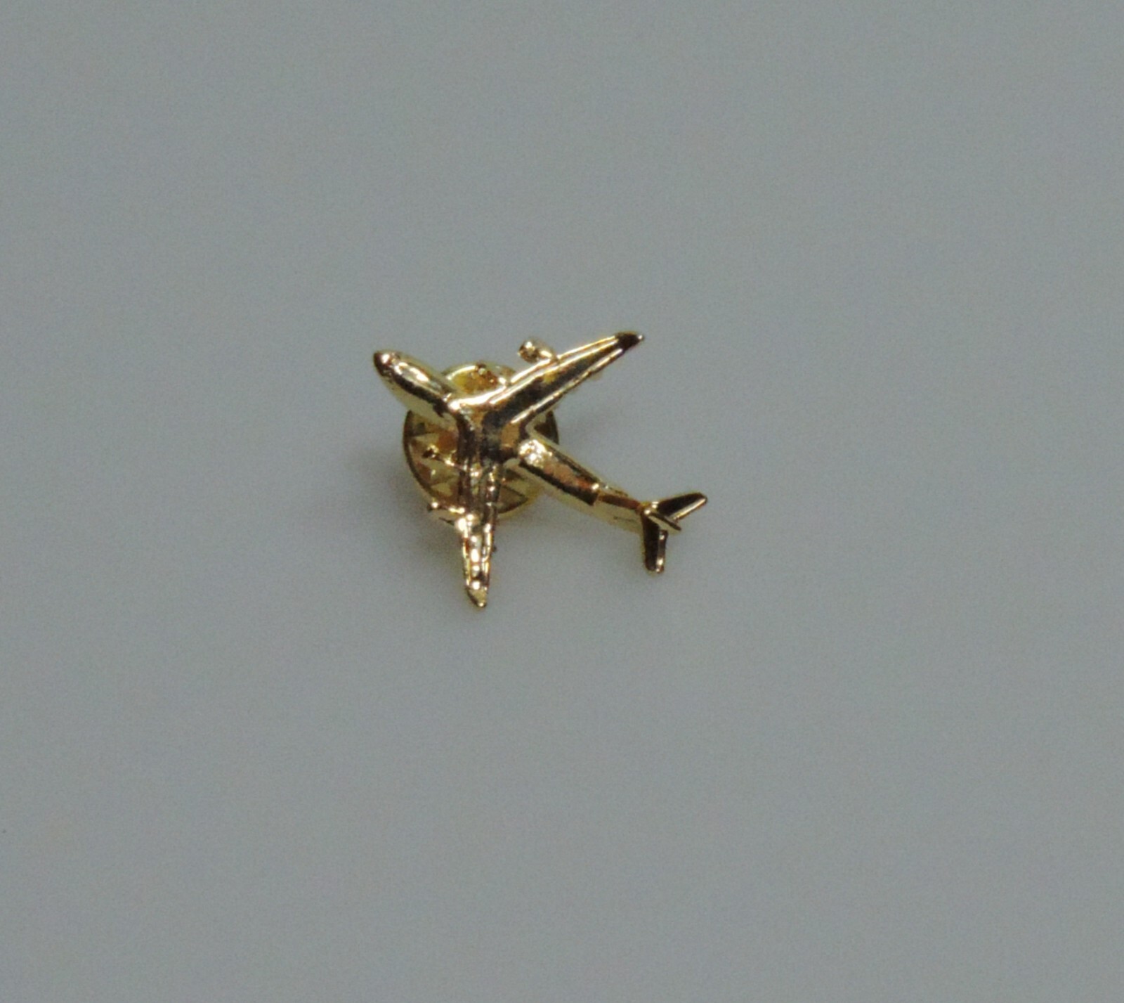 UNITED STATES AIR FORCE C-17 GLOBEMASTER GOLD COLOR PIN
