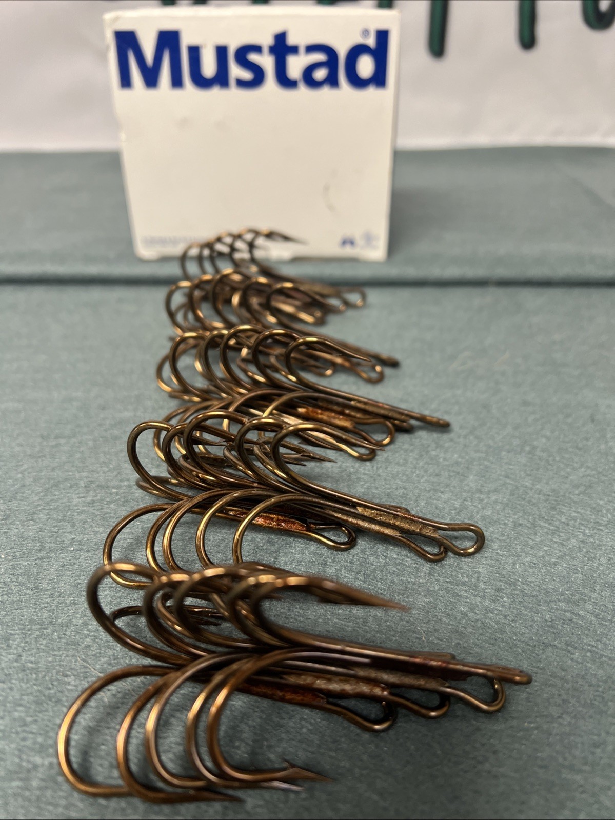 25 Pack Mustad 3551 Size 8/0 Bronze Ringed Style Treble Hooks