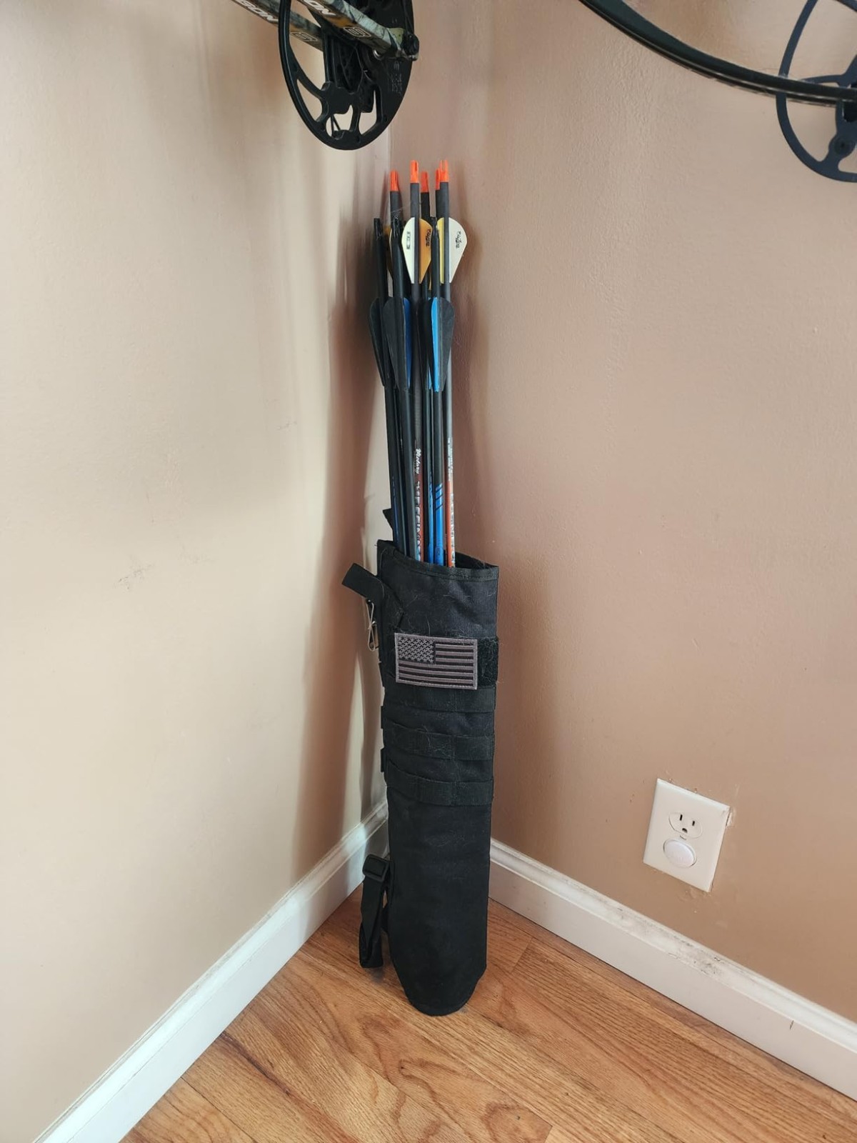 Durable Black Arrow Quiver with Adjustable Strap - Perfect for Target Practice