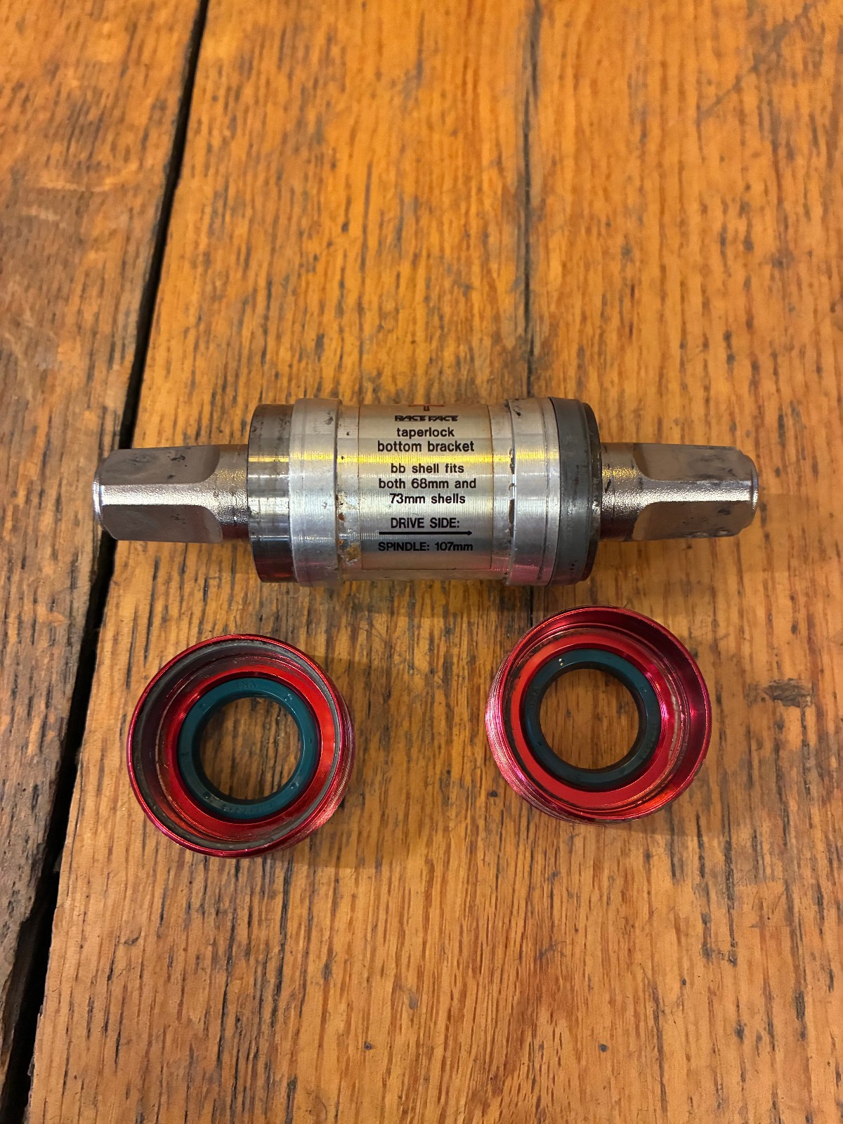 RaceFace Taperlock square taper bottom bracket Red Ano