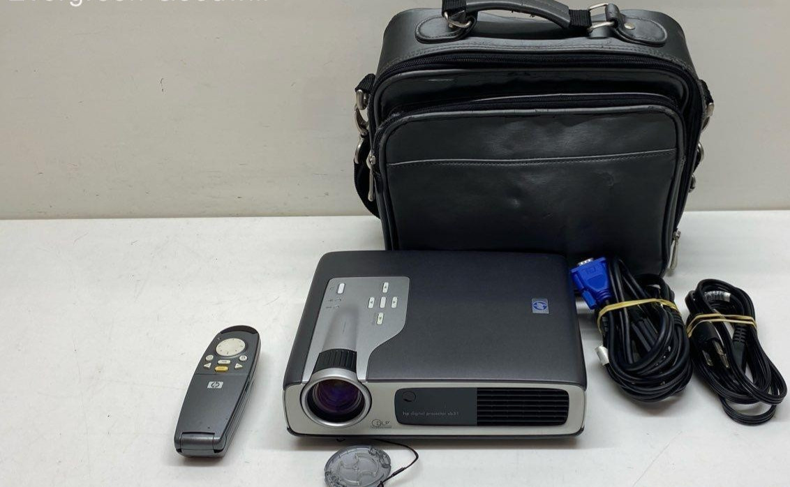 HP XB31 Digital Projector with Remote/Carrying Case/Cords & Cables