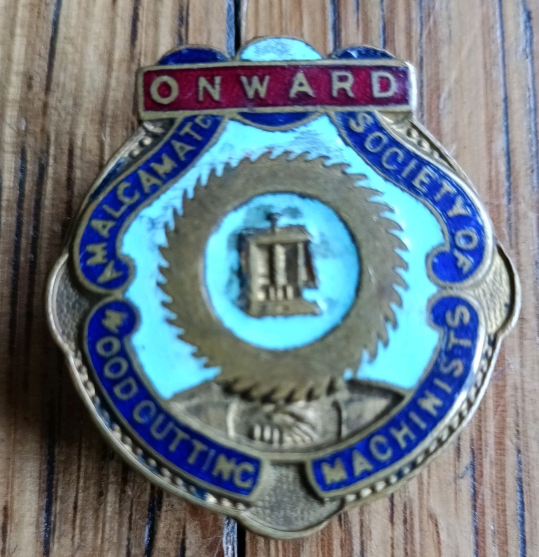VINTAGE AMAGAMATED SOCIETY OF WOODCUTTING MACHINISTS - TRADE UNION ENAMEL BADGE