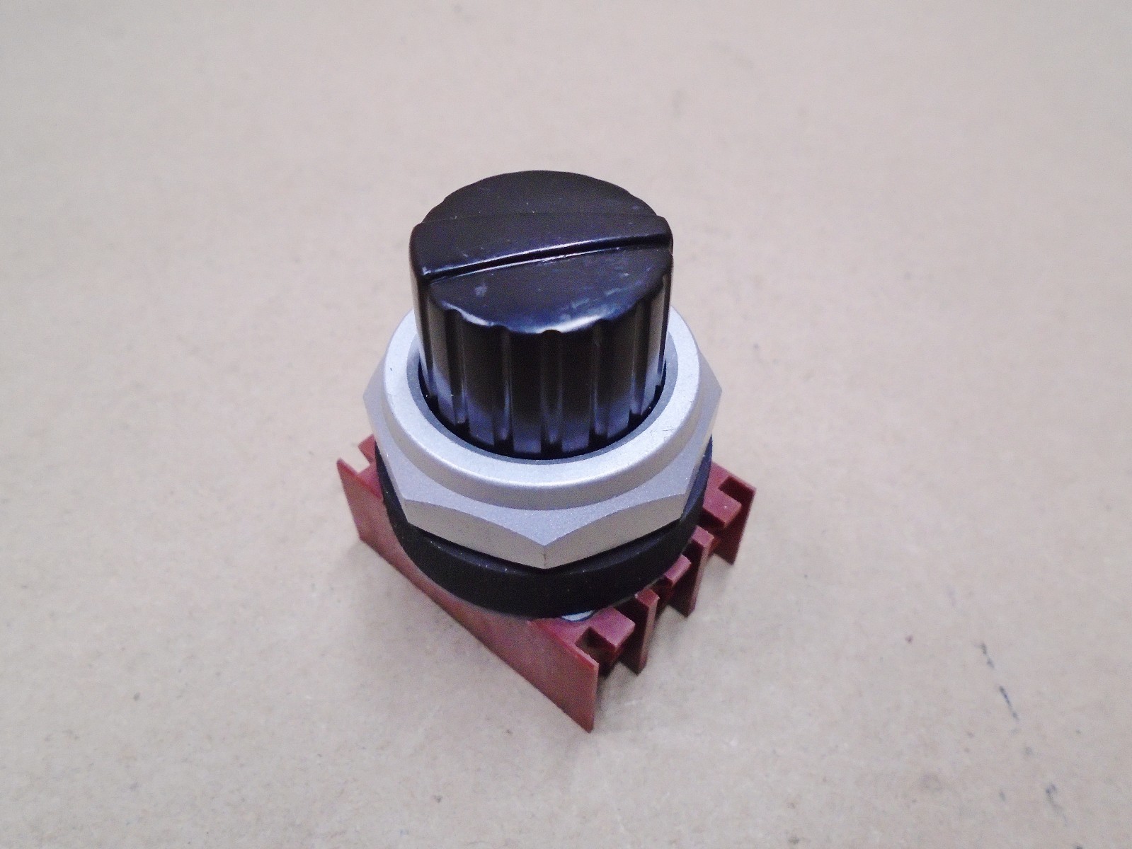 NEW Siemens-Allis P30S2MRB 2-Position Selector Switch Maintained Round Black