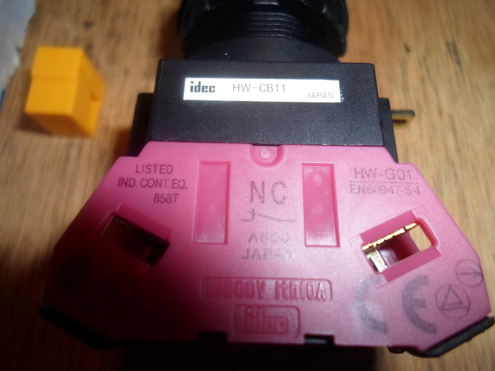 IDEC HW1K-2B11-2H KEY SWITCH 2 POSITION (NEW IN BOX)