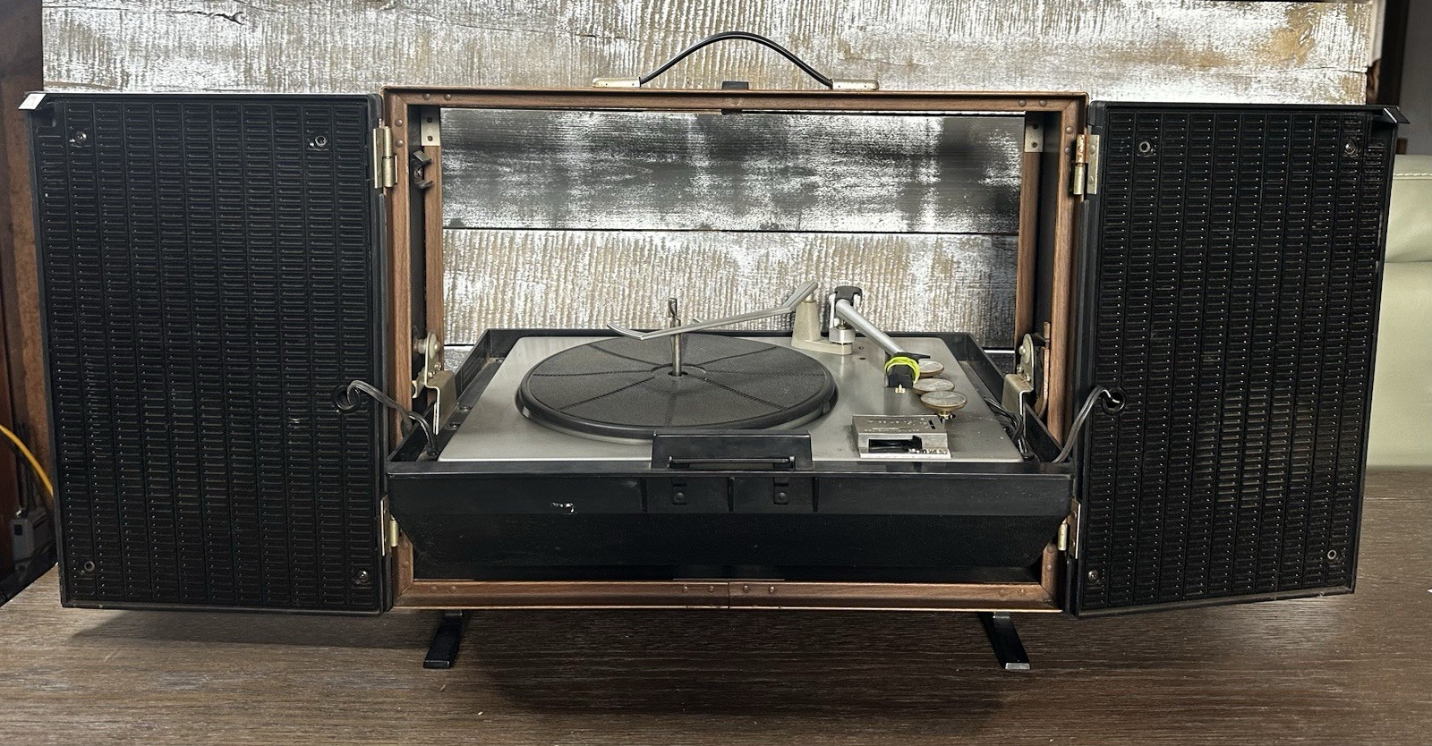 Vintage RCA Solid State Stereo Model VLP38W  Walnut Grain / Black - Tested WORKS