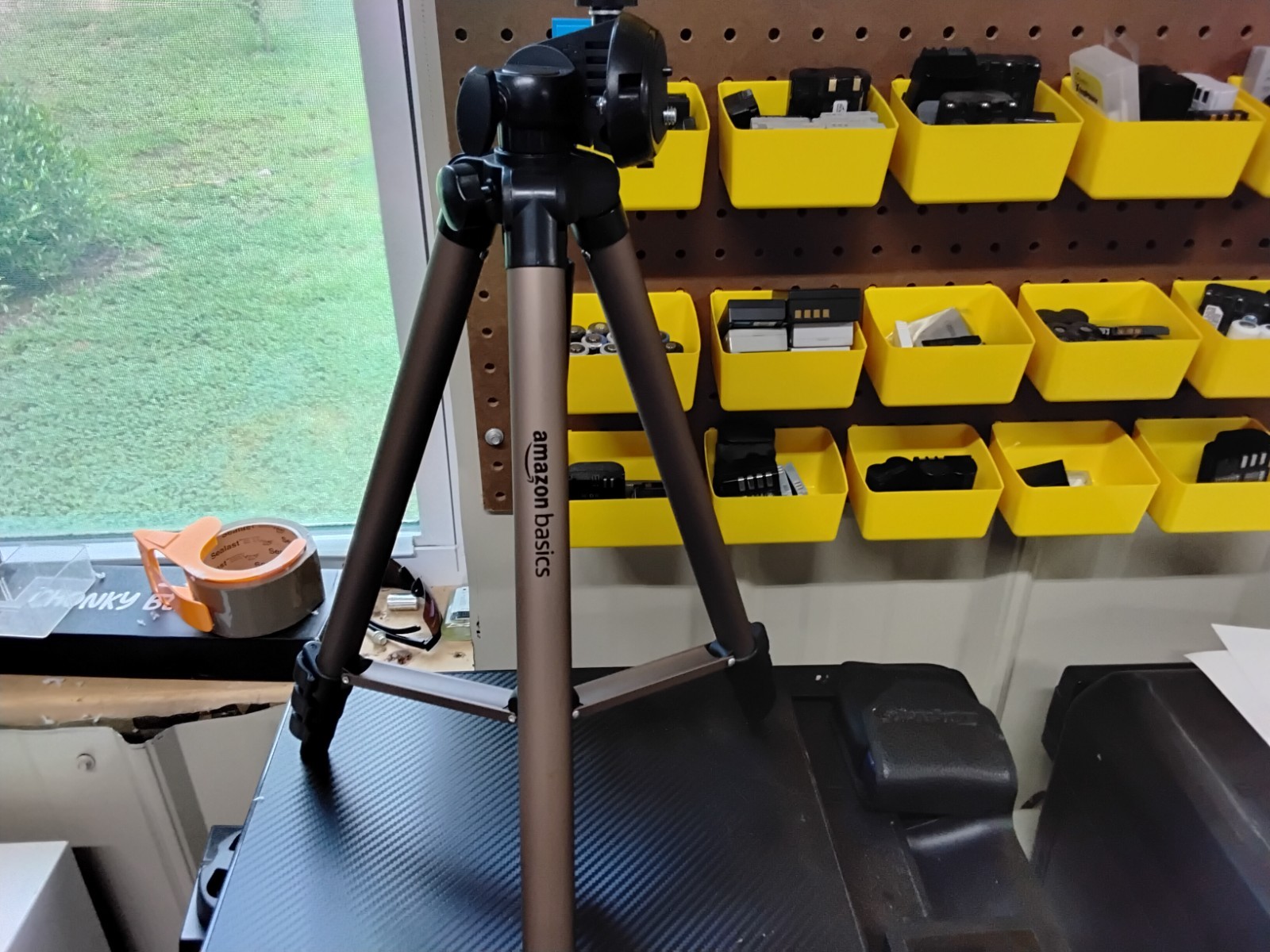 AMAZON BASICS LIGHTWEIGHT ALUMINUM CAMERA MOUNT TRIPOD STAND WITH BAG