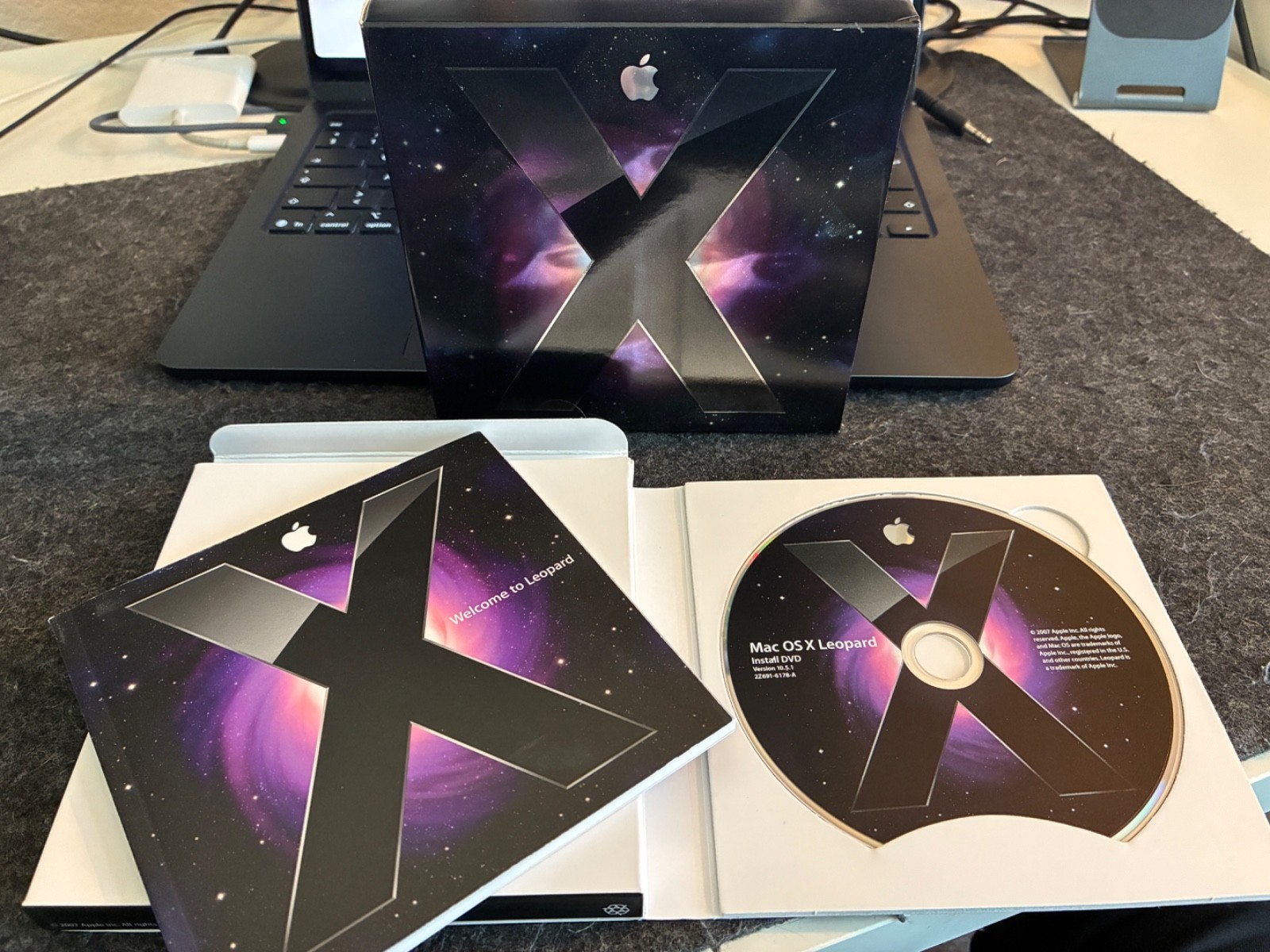 Apple Mac OS X Leopard version 10.5 w/Manual