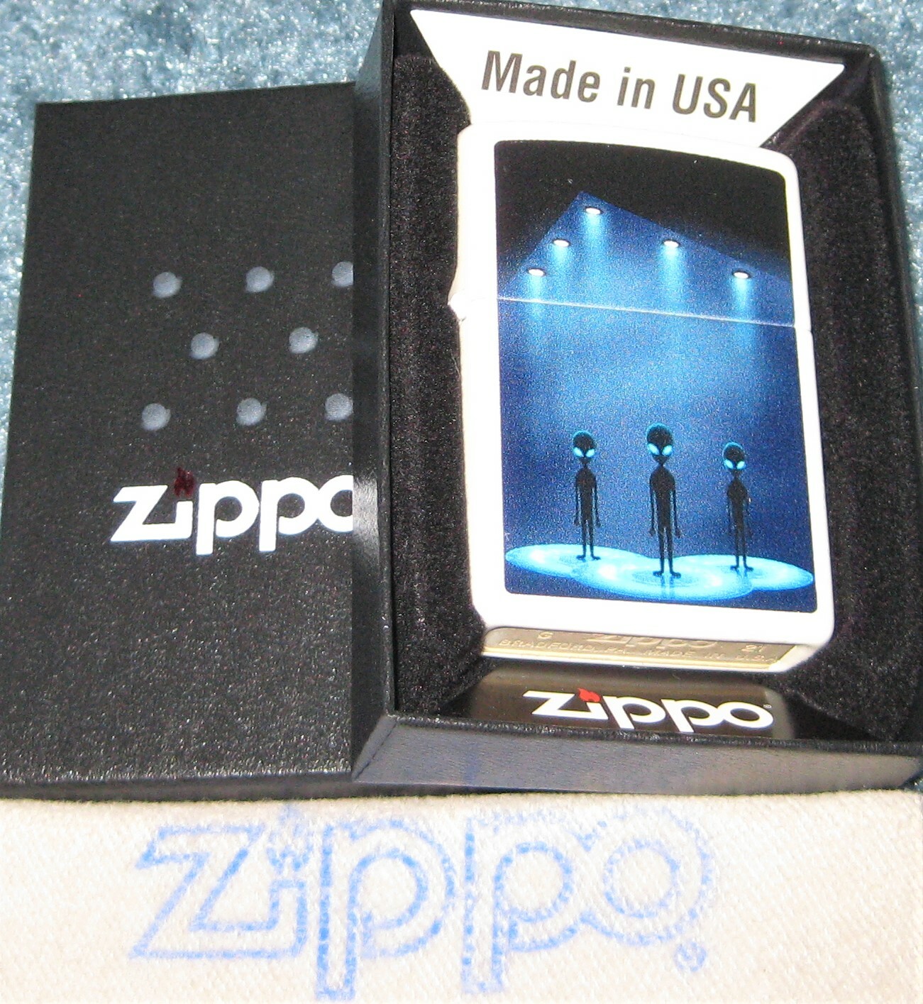 ZIPPO ALIENS DESIGN Lighter GLOW IN THE DARK GREEN 49487 New LIGHTS Sealed