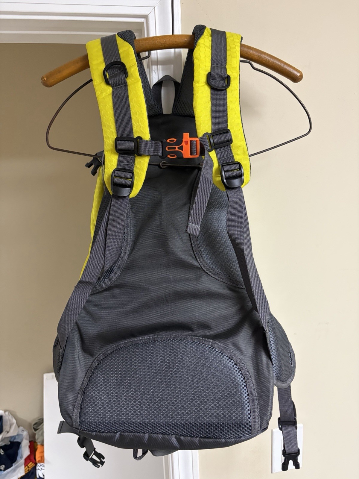 NWOT Bug Juice Backpack Yellow Gray Hiking Adjustable Straps Multiple Pockets