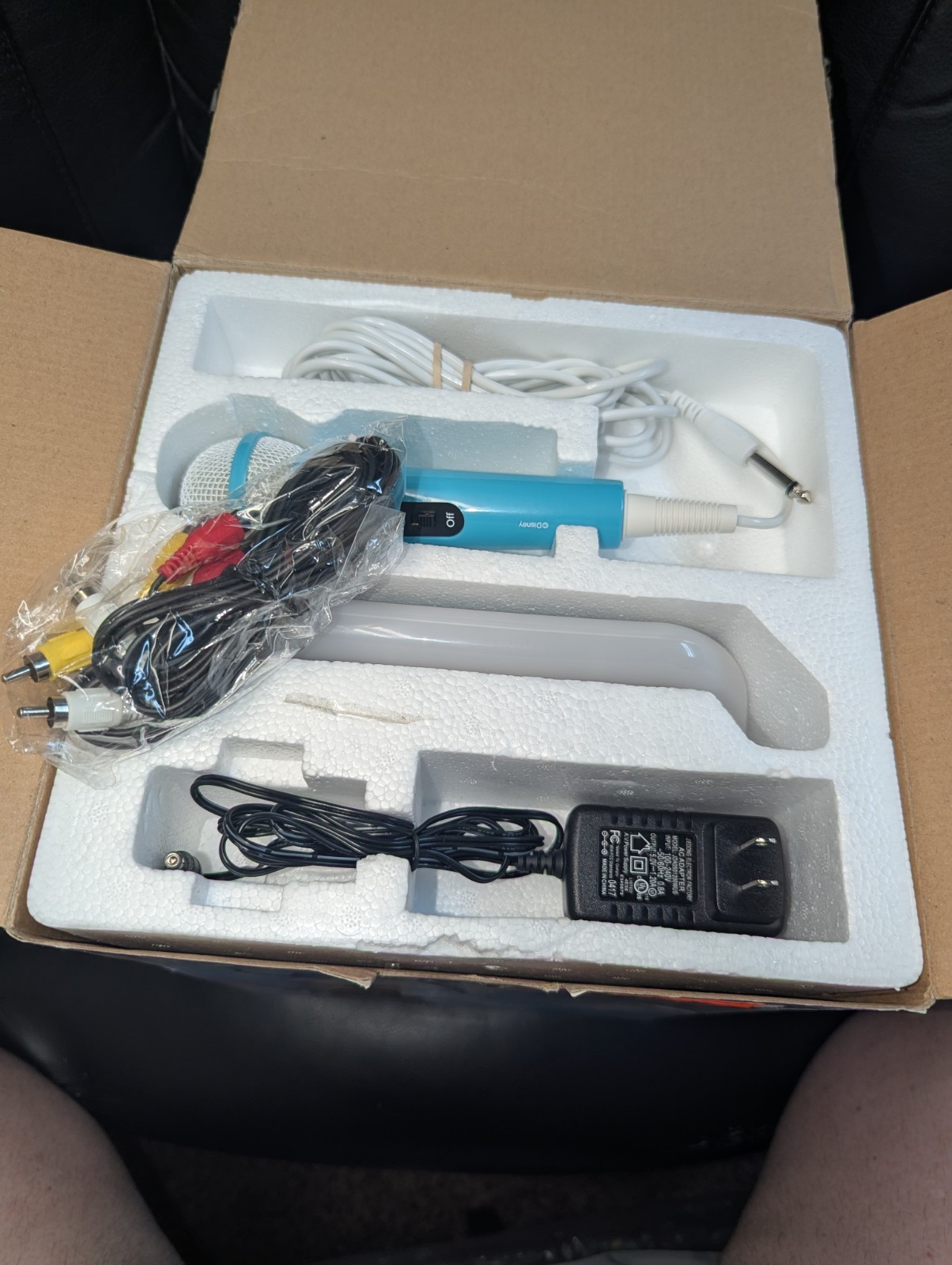 Frozen Flashing Lights Karaoke Machine NEW Complete In BOX