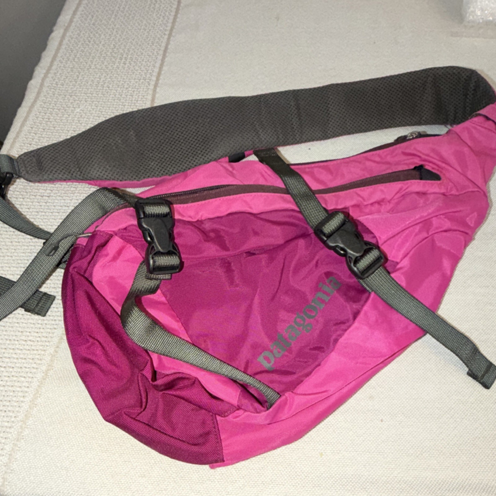 Patagonia Atom Sling 8L Pink/Gray Sling Bag Zip Fits 13" Laptop 2 Pockets