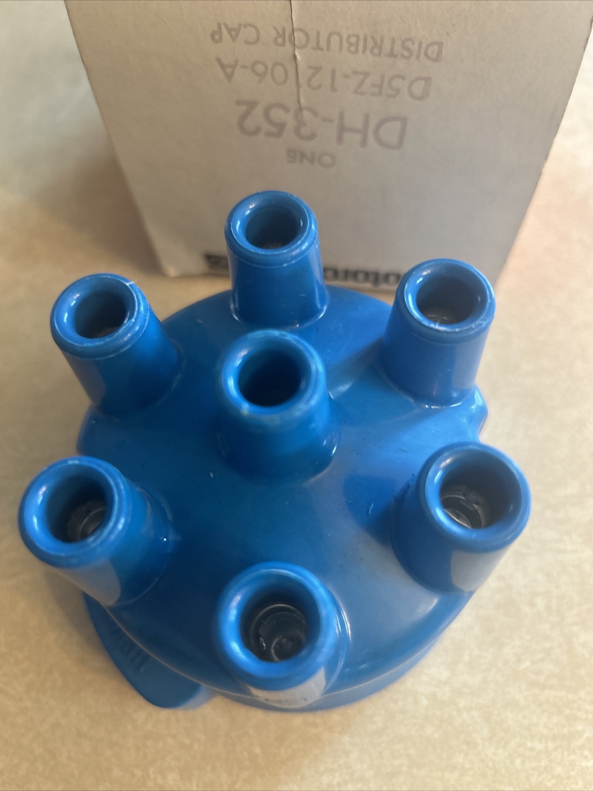 NOS Motorcraft DH-352 Distributor Cap - New Old Stock D5FZ-12106-A