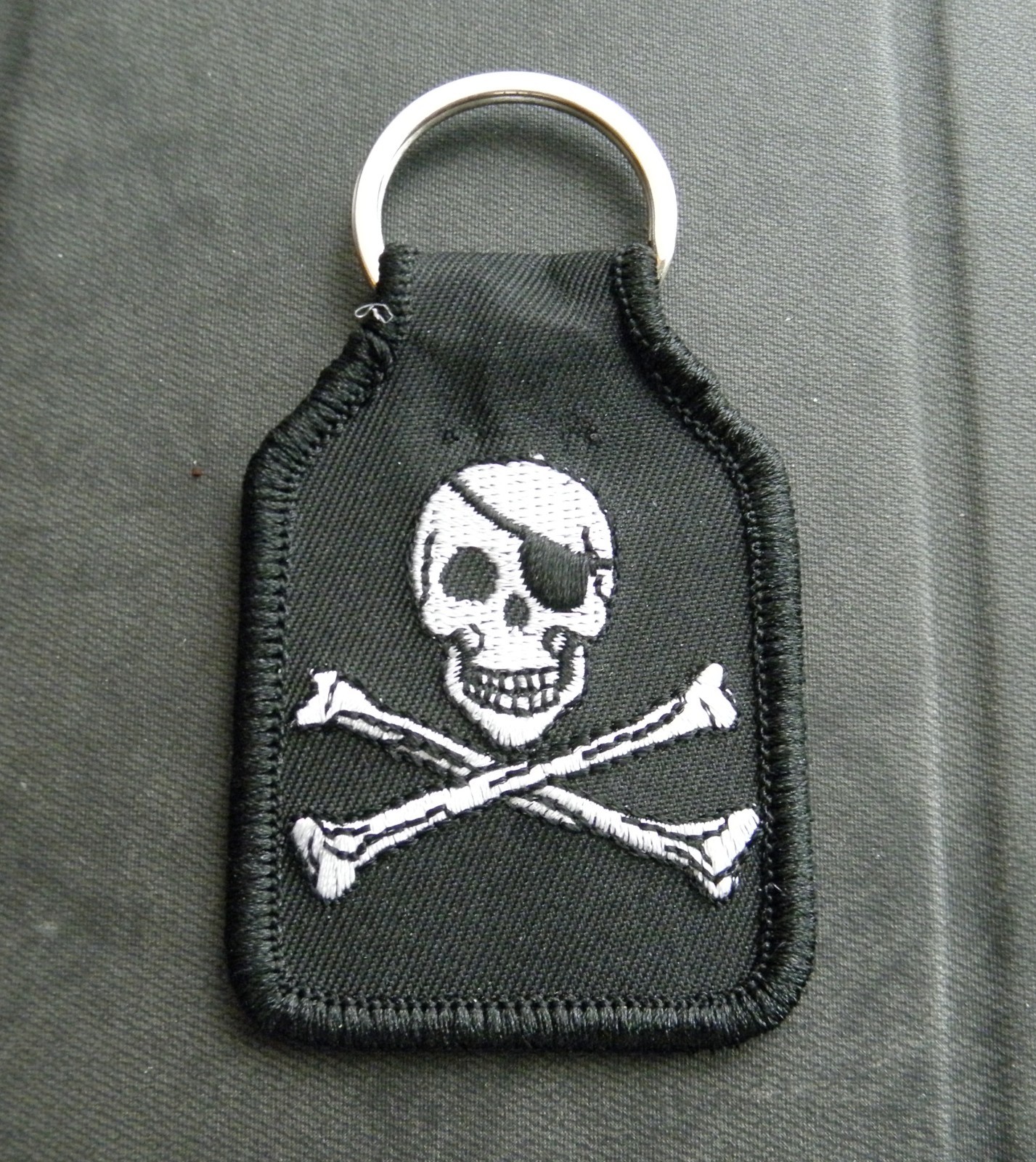 Jolly Roger Skull Cross Bones USA Flag Embroidered Keyring Key Chain 2 3/4 "
