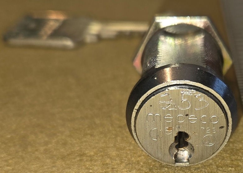 Medeco 1-1/2" long cam lock with 1 working key - Tested good