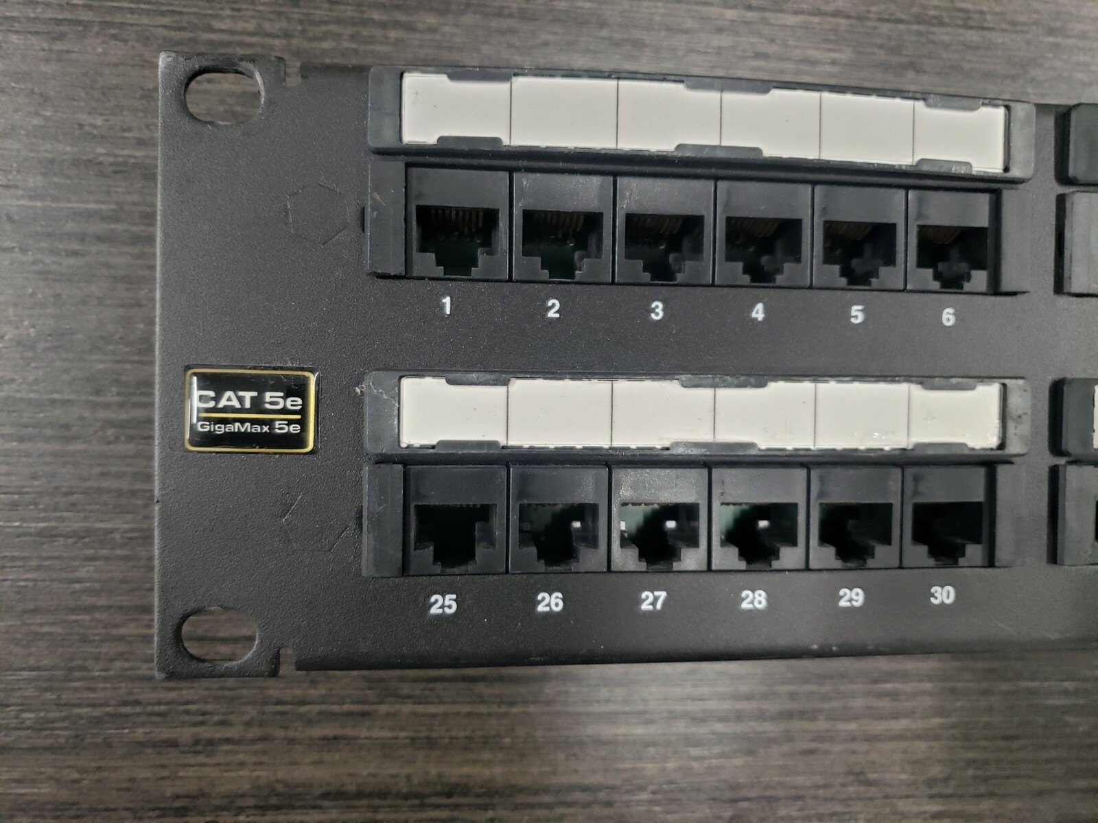 Leviton Cat 5e Flat Patch Panel 24 Port GigaMax 5e 256-5G596-U48