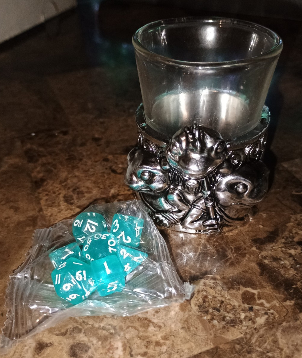 Dungeons & Dragons Mini Dice Cup  The Grung Metallic Legendary