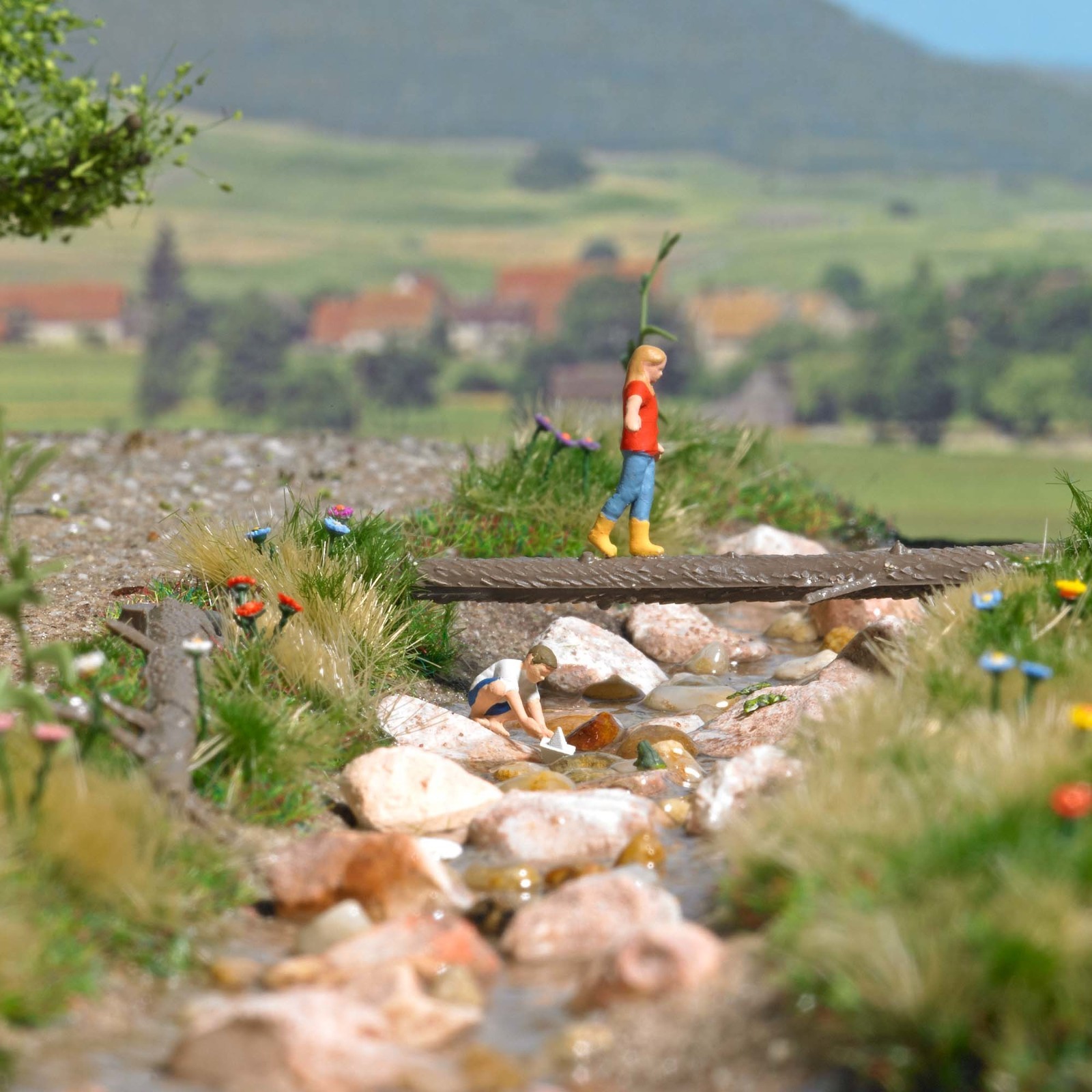HO Scale Accessories - 79819 - Action Set: Playing at the Forest Stream - Kit