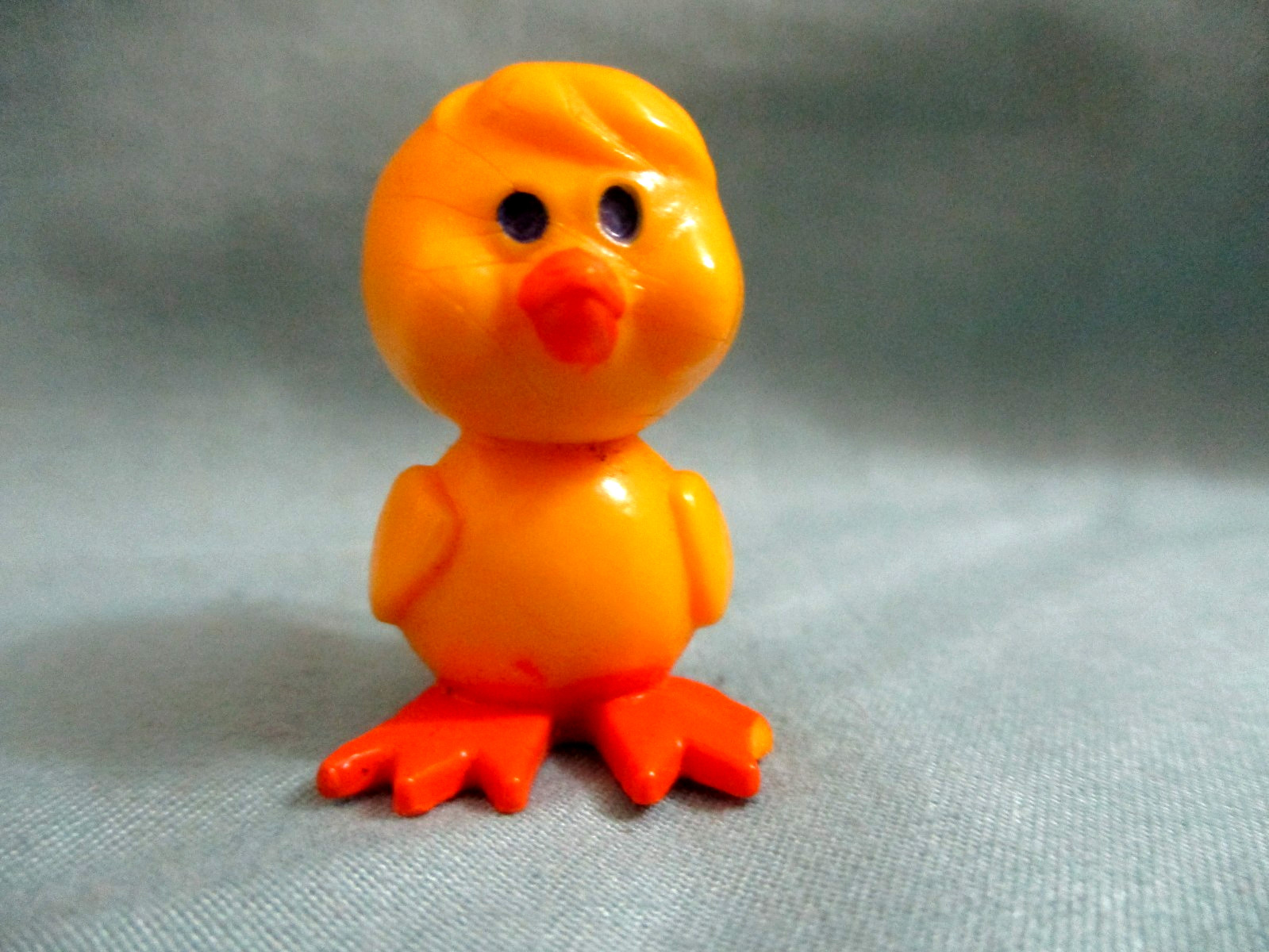 Hallmark Vintage 1973 Lapel pin - Yellow Chick - RARE