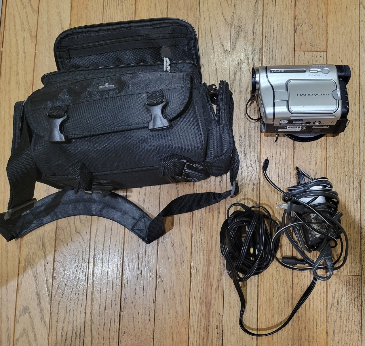 Sony Handcam with bag - works, no battery