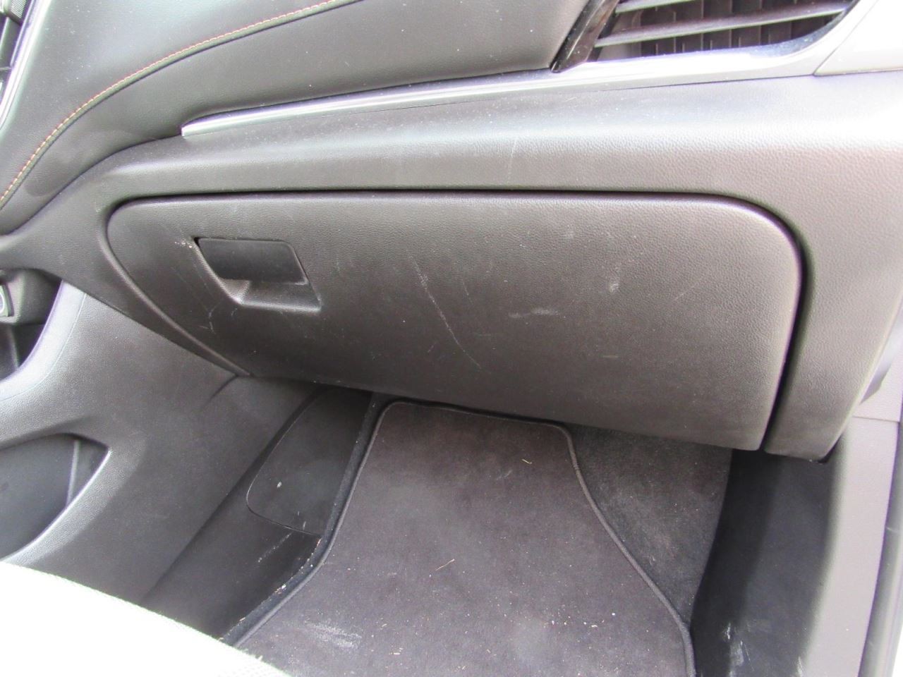 TRAVERSE  2021 Glove Box 1042784