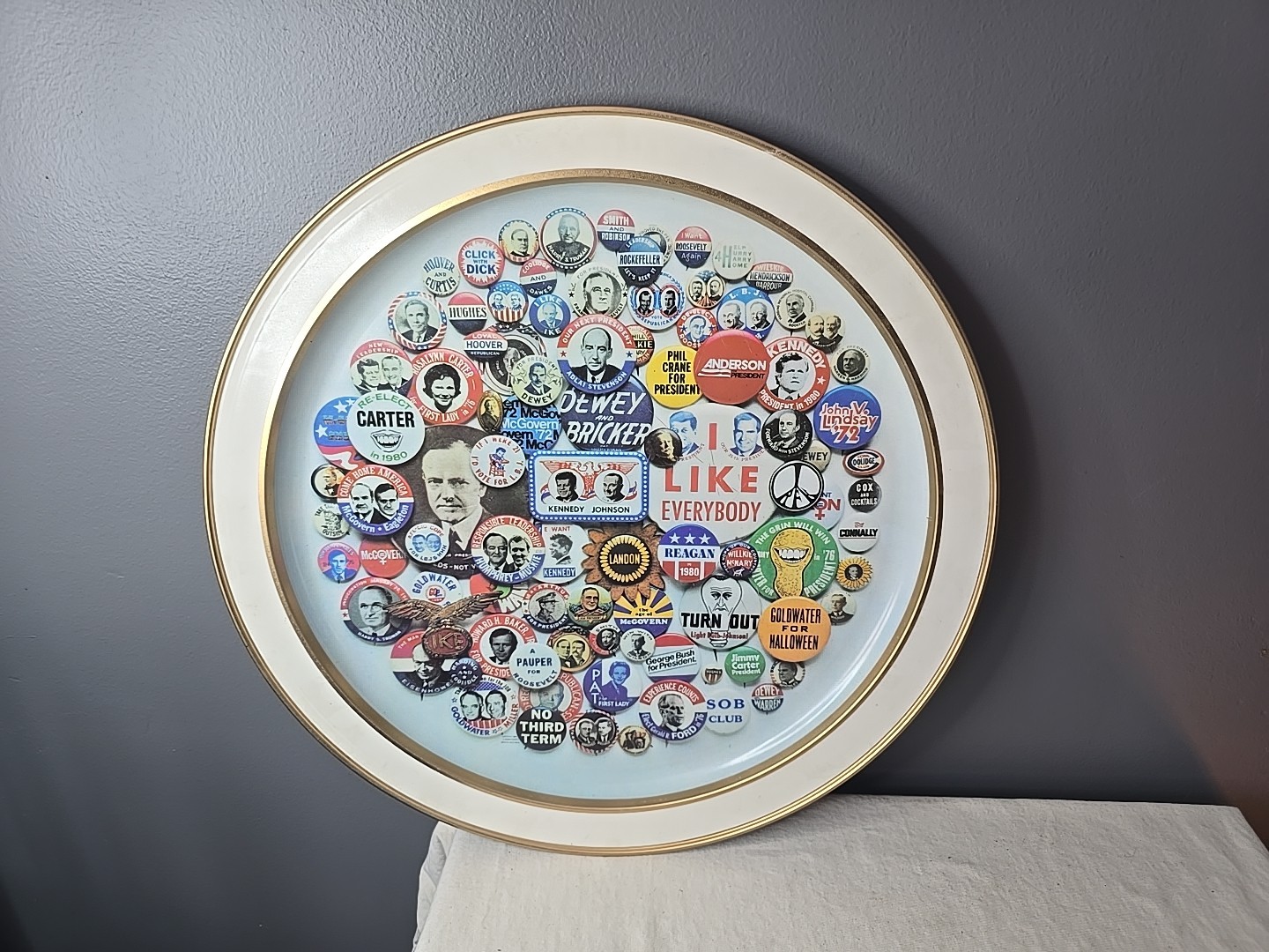 RARE!! 1980 Vintage collectors treasury of campaign buttons Tray 17 in around