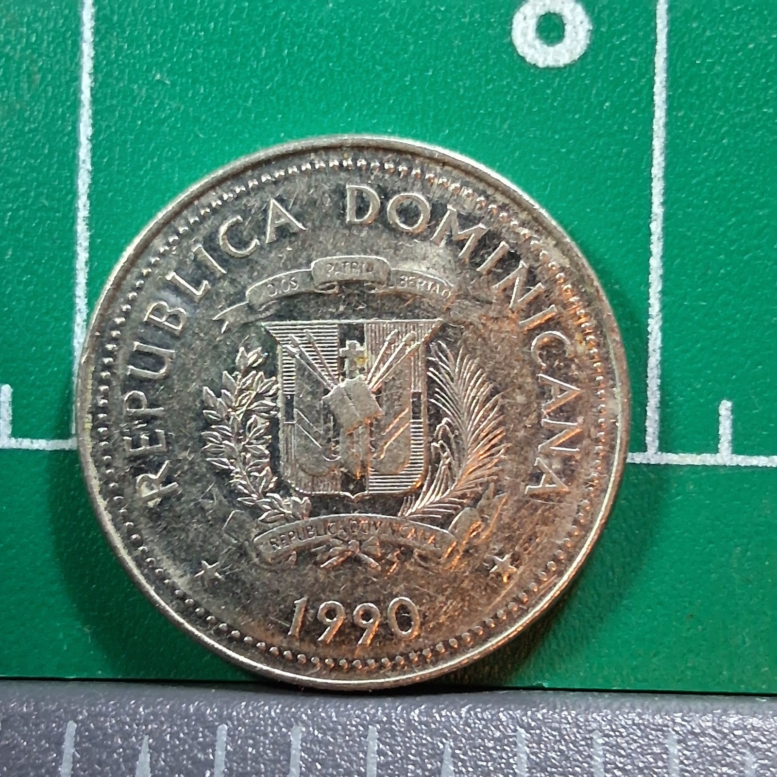 1990 Dominican Republic Coat of Arms / 2 Oxen Pulling a Cart 25 Centavos Coin