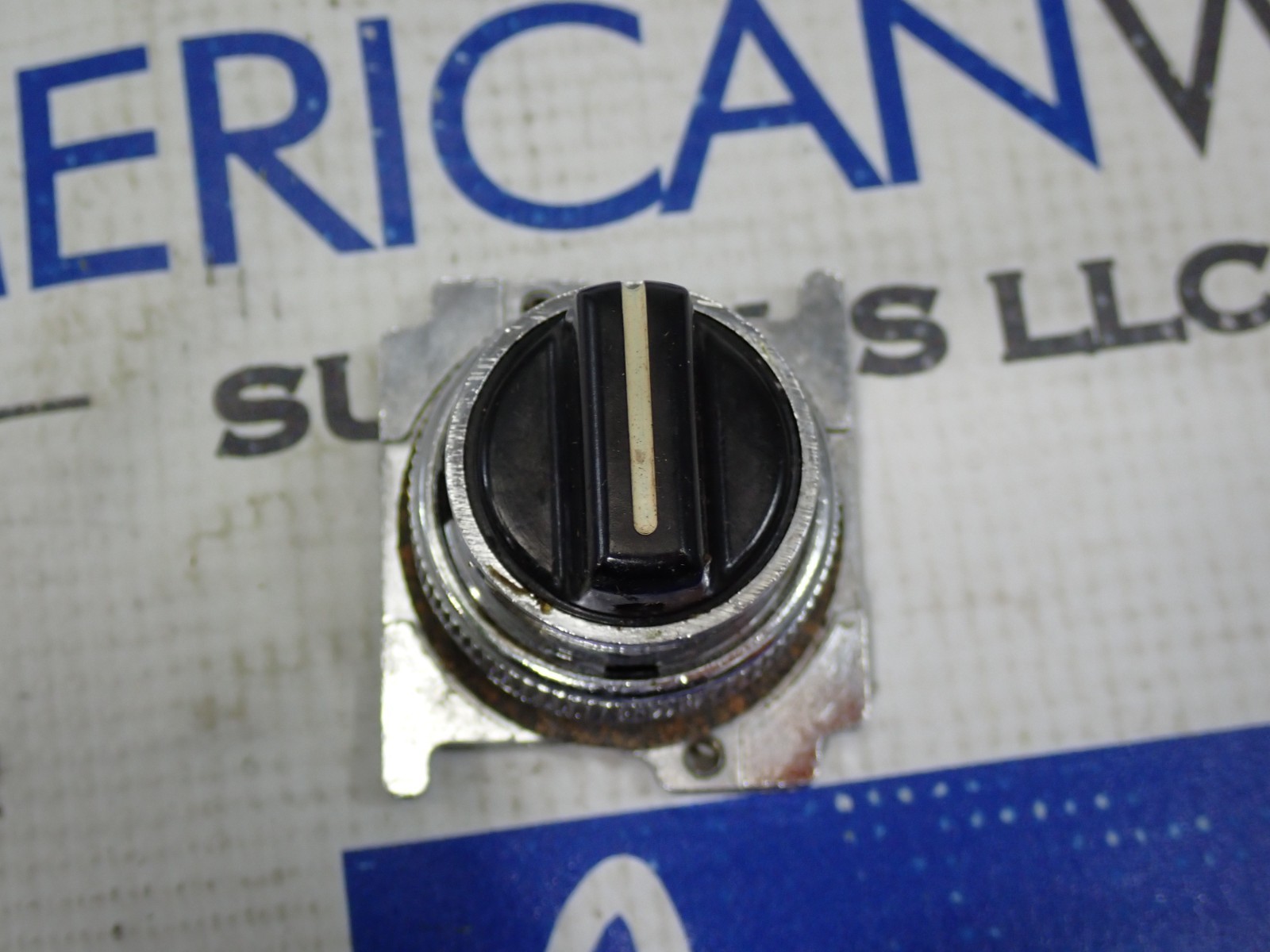 Cutler Hammer 10250T1352 3 POS Selector Switch Operator Lft Maintain RT spring