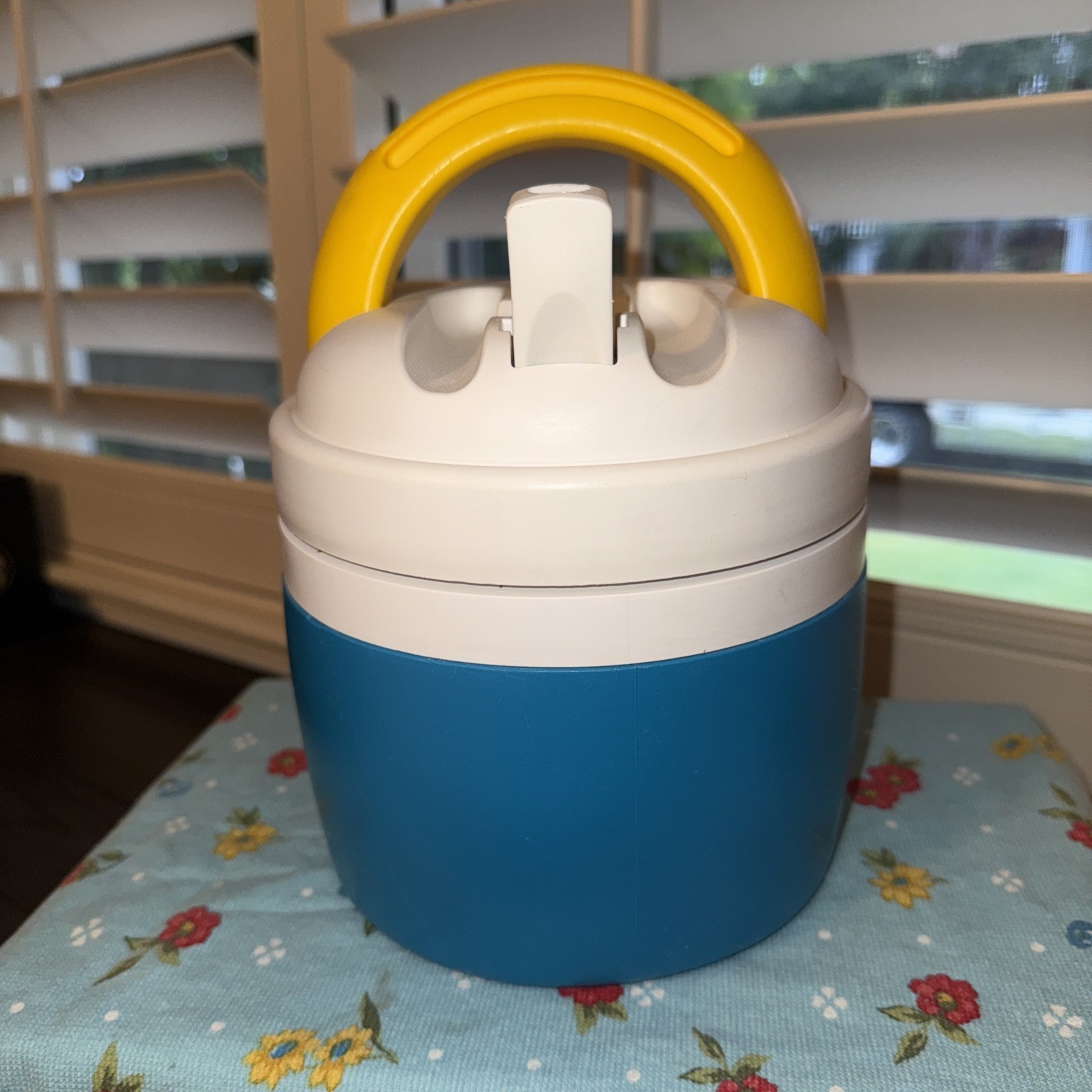 Vintage Igloo Elite 1/2 Gallon Insulated Water Jug Blue White Rare Yellow Handle