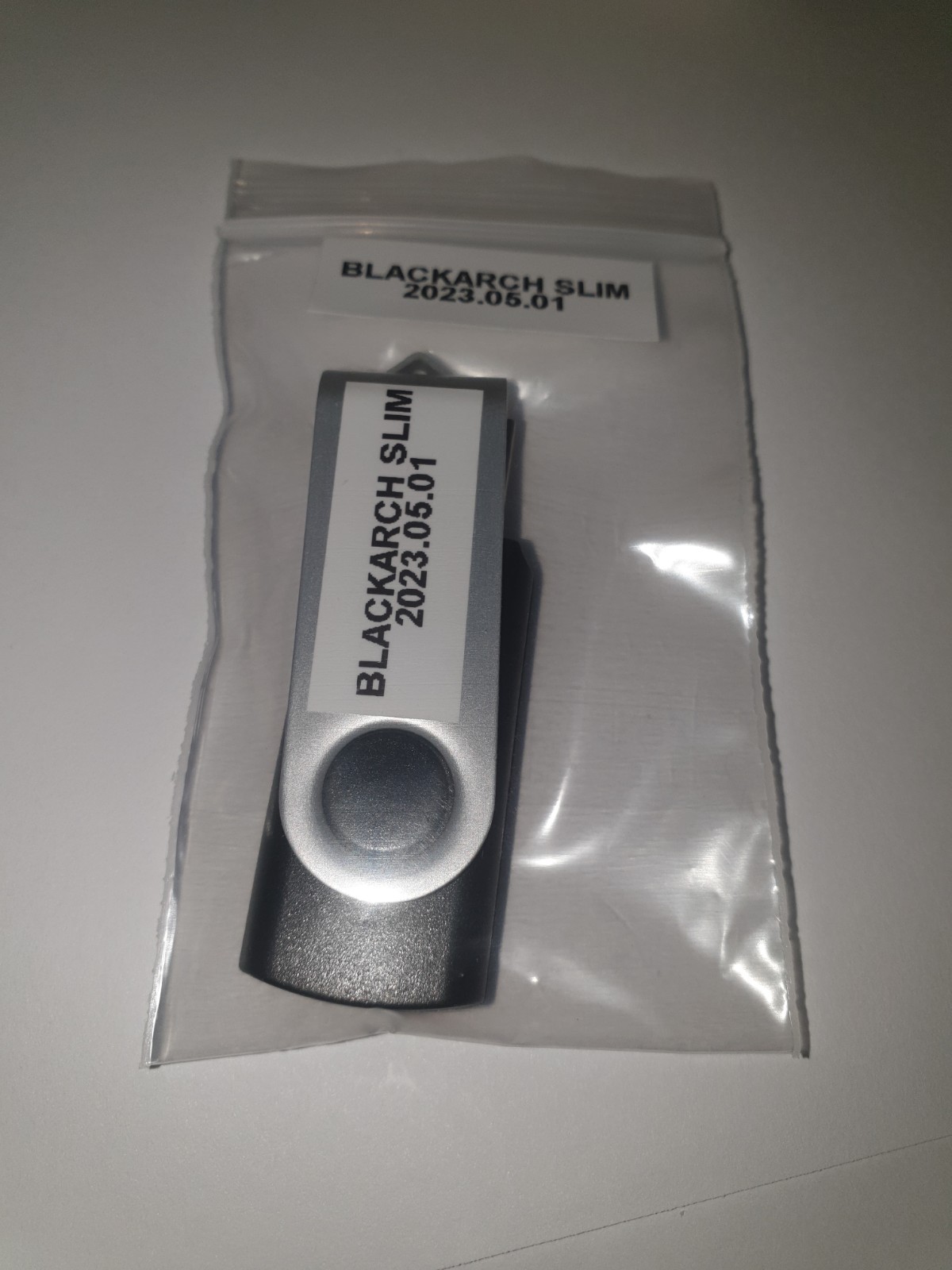 Linux BlackArch Slim 2023.05.01 64-bit Bootable Live and Install USB Flash Drive