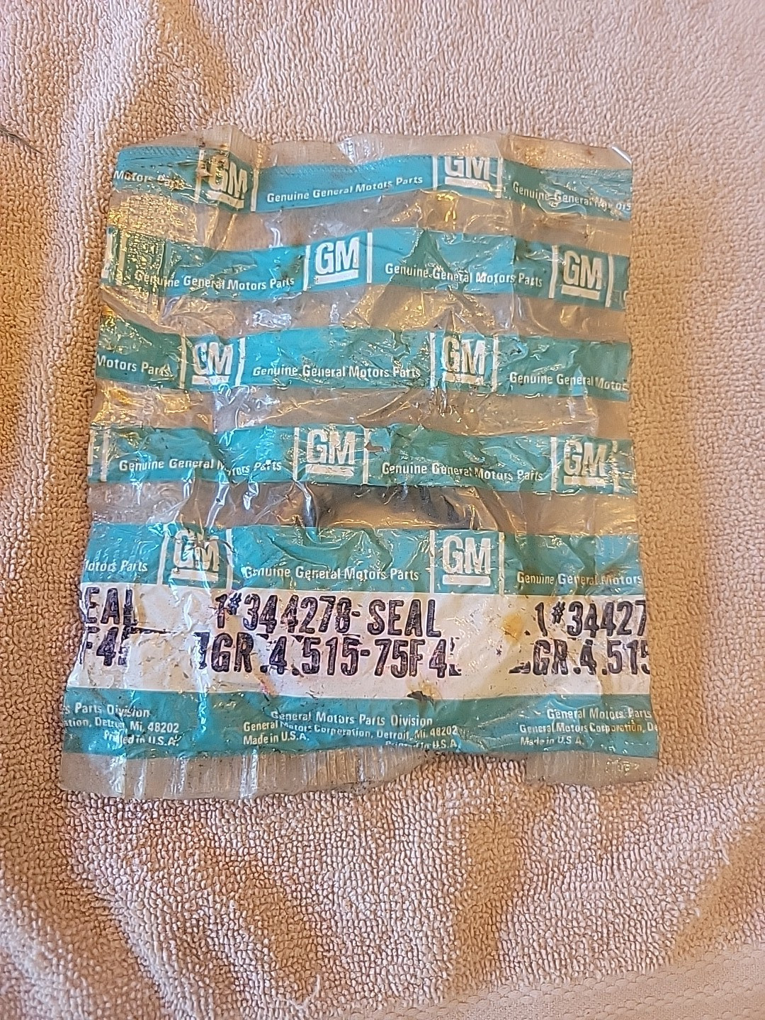 NOS 1974-1979 Chevrolet GMC 4WD transfer case output shaft seal 344278