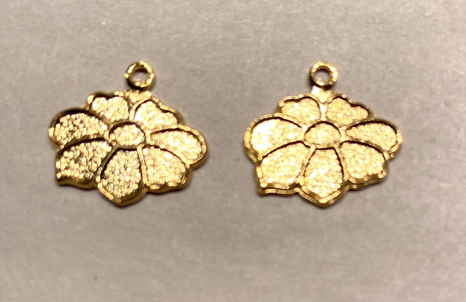 70x Gold Plate Small  DAISY Flower Charm Shape- NOS