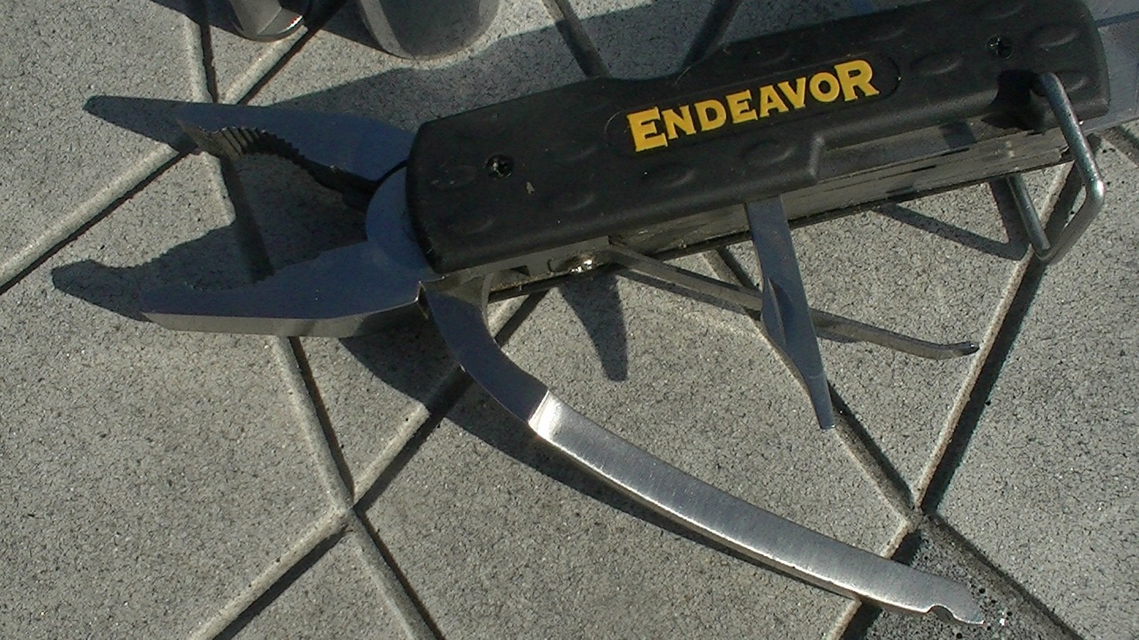 Endeavor Pocket Mulit-Tool With Gator Grip Universal Socket