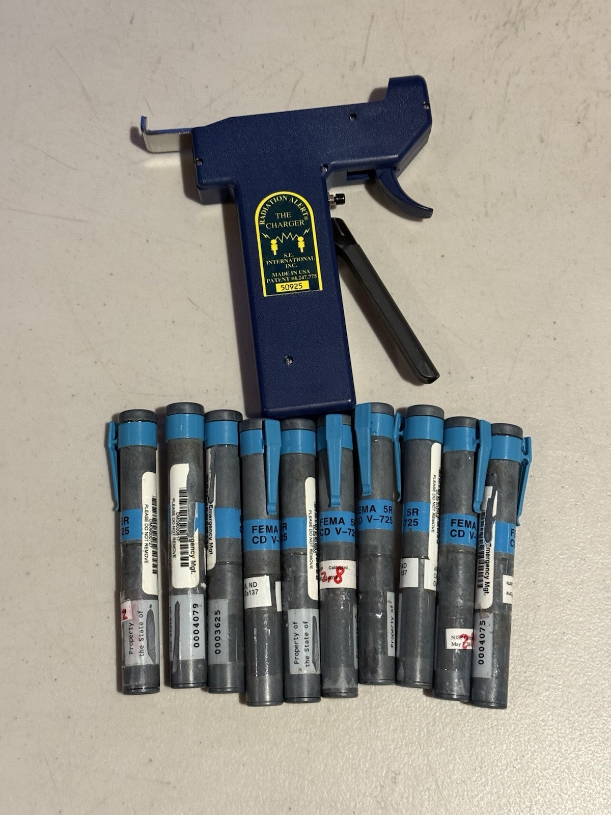 S.E. Radiation Alert Handheld Dosimeter Charger with 10 CD V-725 Dosimeter Used