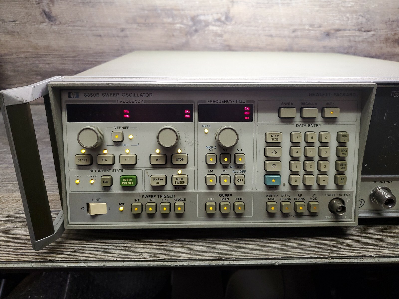 HP 8350B Sweep Oscillator w/ 86250b RF Plug In~ POWER TESTED ONLY