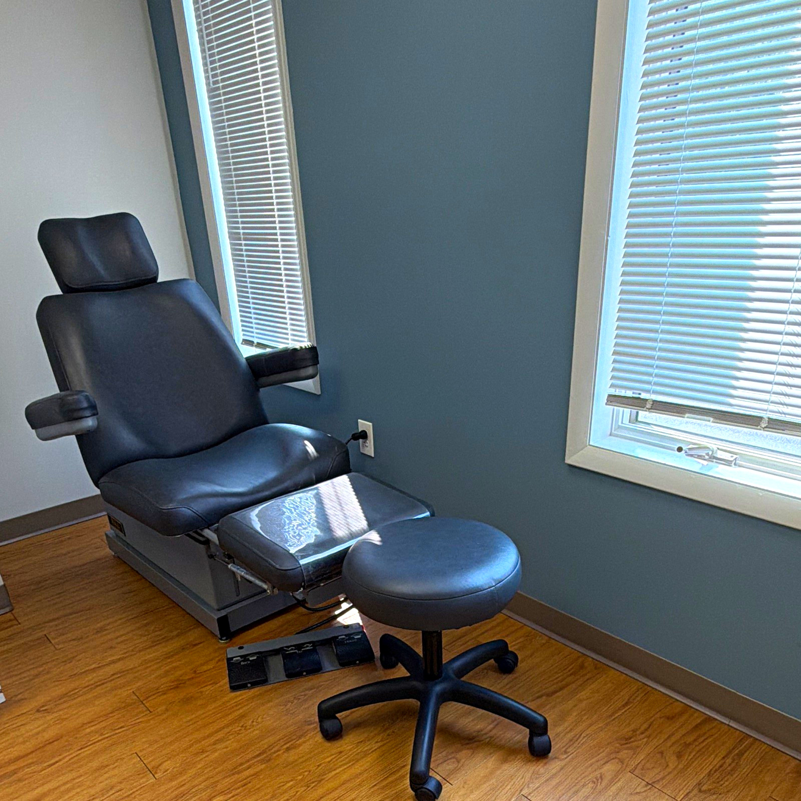 Hill Black Reclining Examination Table Chair w/ Stirrups Armrests Stool