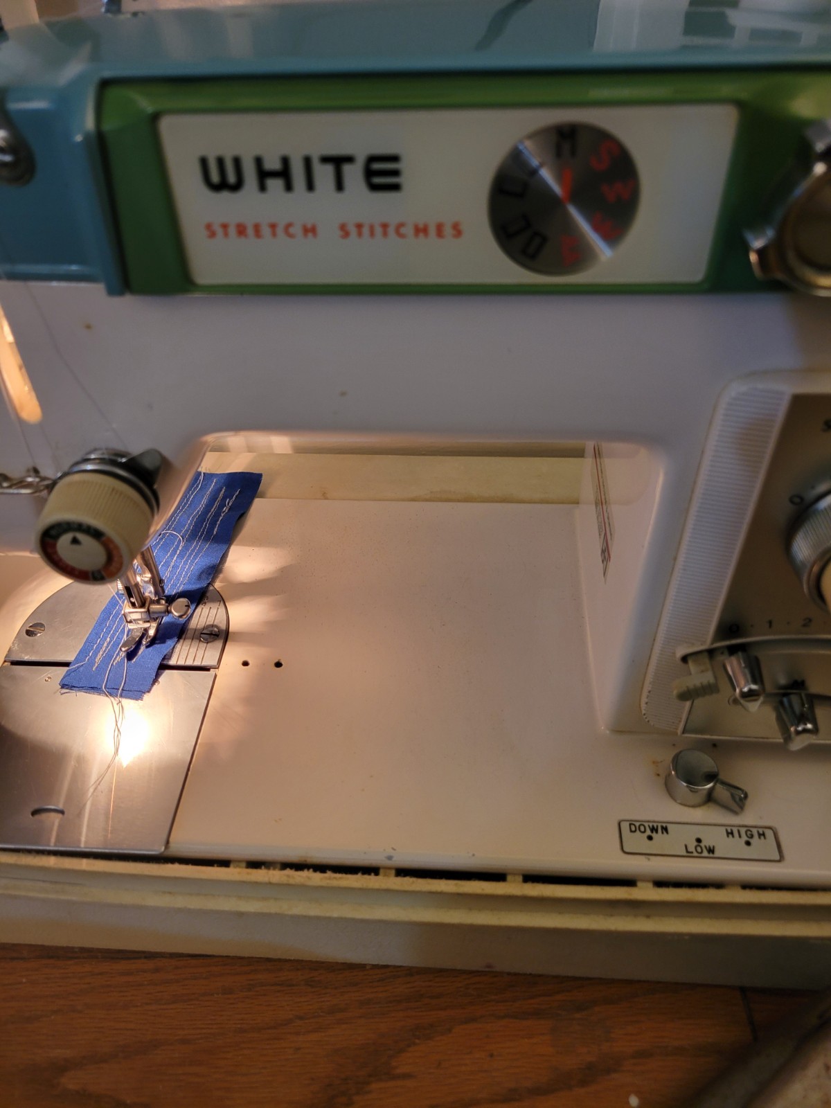 WHITE STRETCH STITCHES 940 Sewing Machine W/Pedal & Carrying Case NICE WORKS