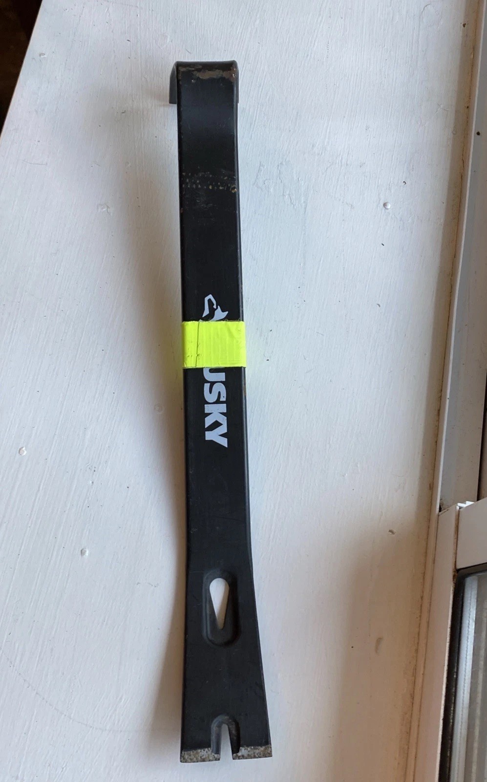 Husky 15 in. Handy Pry Wrecking Bar 1005404552 Solid Heavy Duty Tool