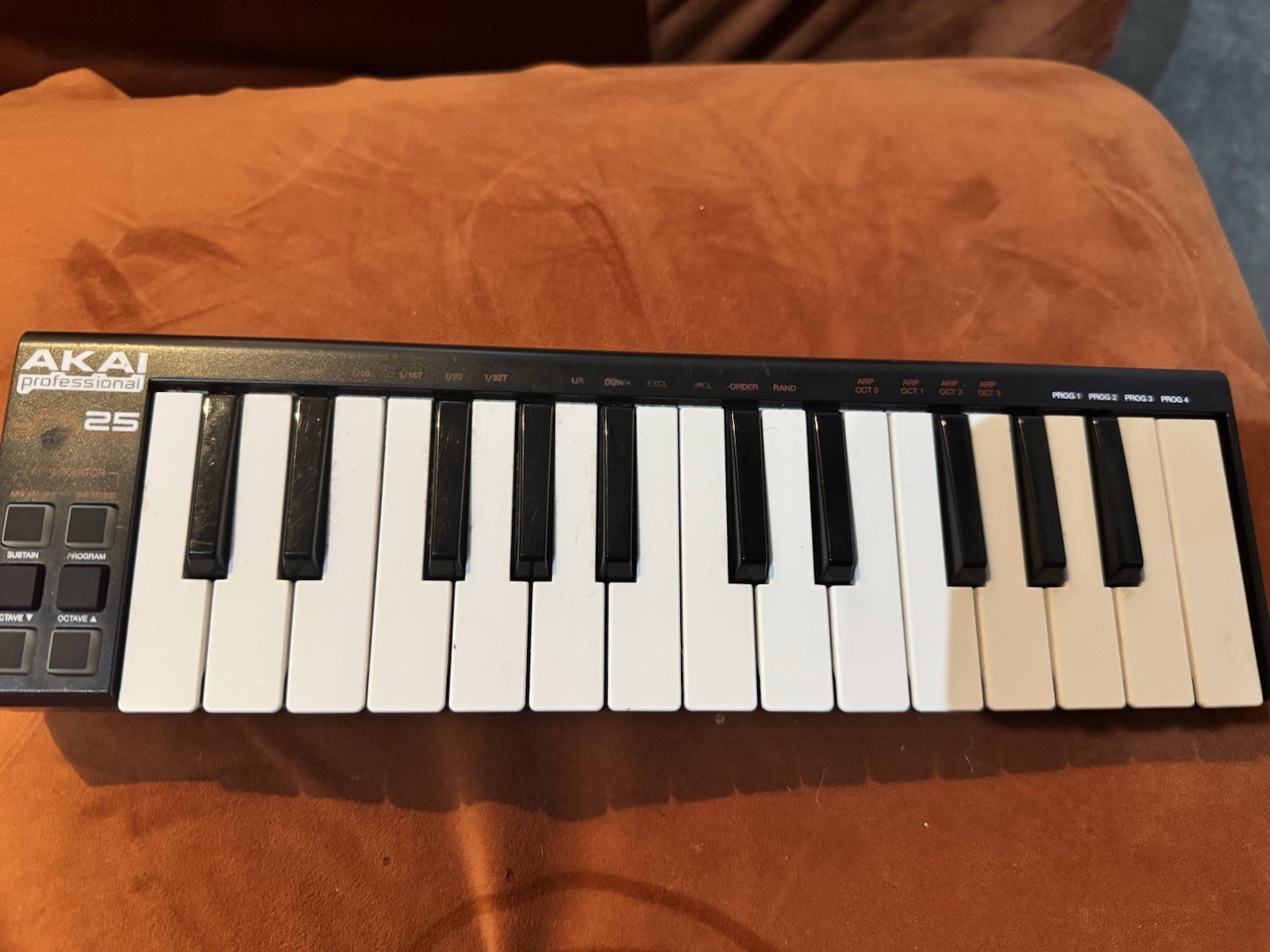 Akai Professional LPK25 MIDI Keyboard Controller, 25 Keys, USB, Arpeggiator