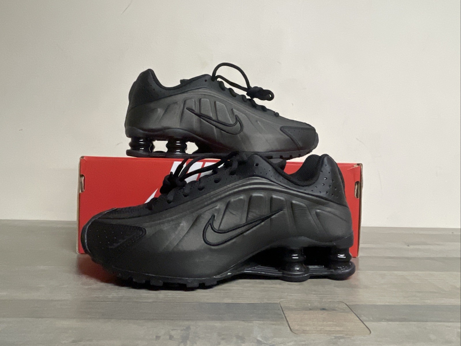 New Nike Shox R4 Triple Black Sneakers Shoes CW2626-003 GS Size 6Y/Women's 7.5